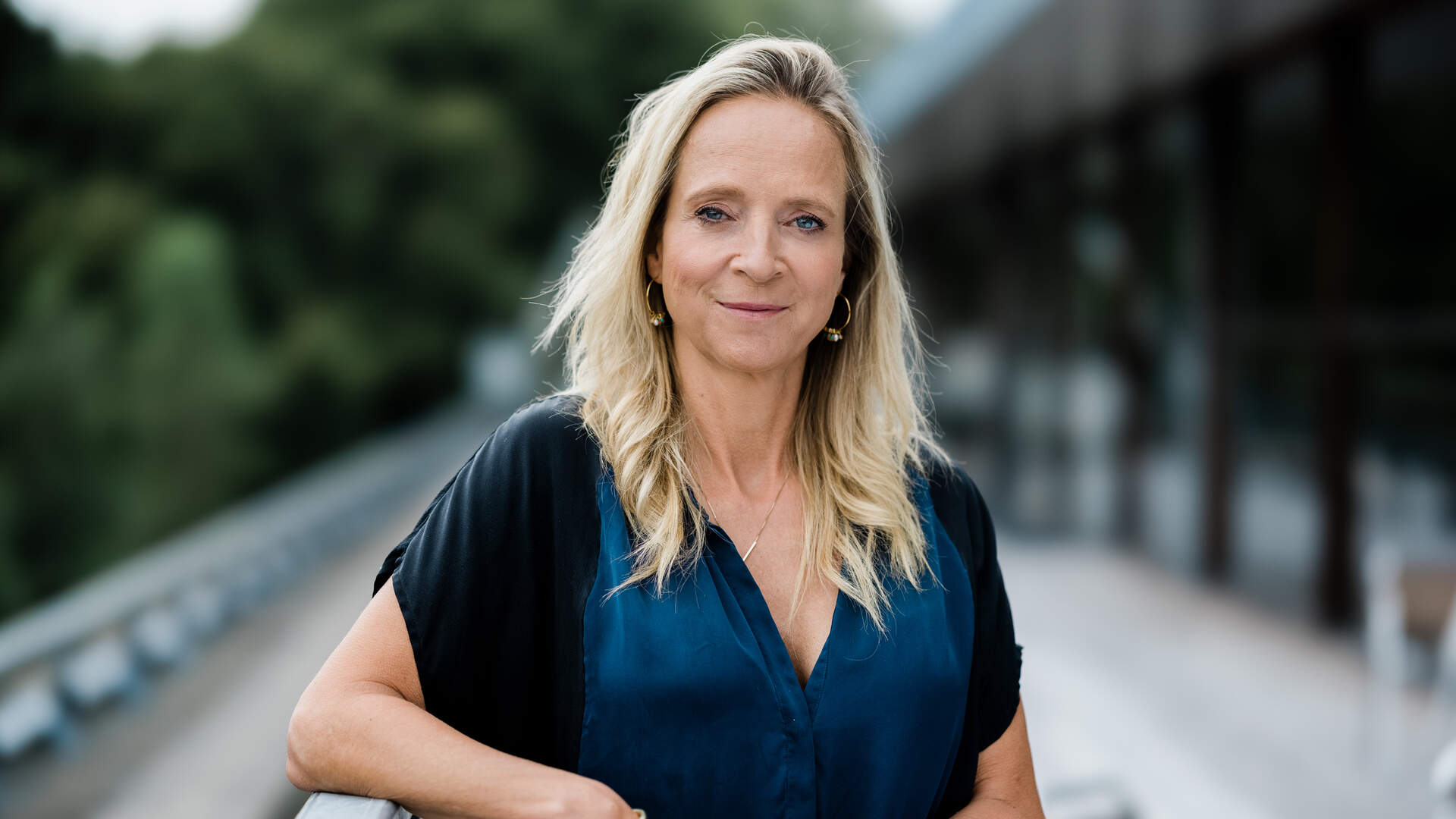 Floortje Dessing (54) na ziekteperiode weer terug aan het werk: ’Ik kus ...