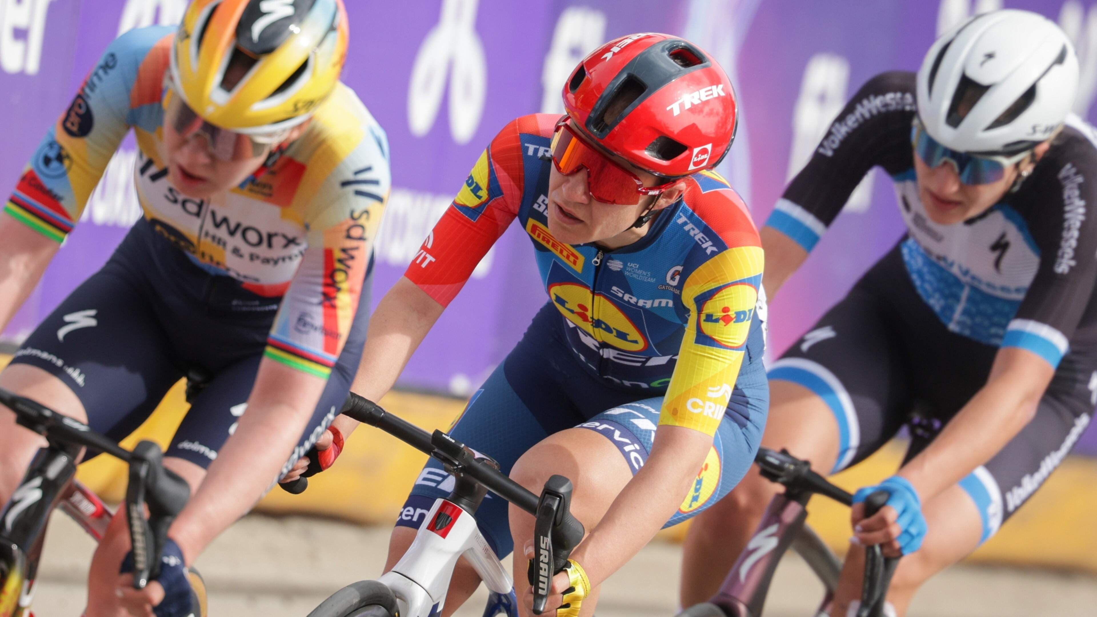 Van der Breggen en Adegeest vergooien voorsprong in slotfase Brabantse Pijl: verrassende winnaars bij mannen én vrouwen