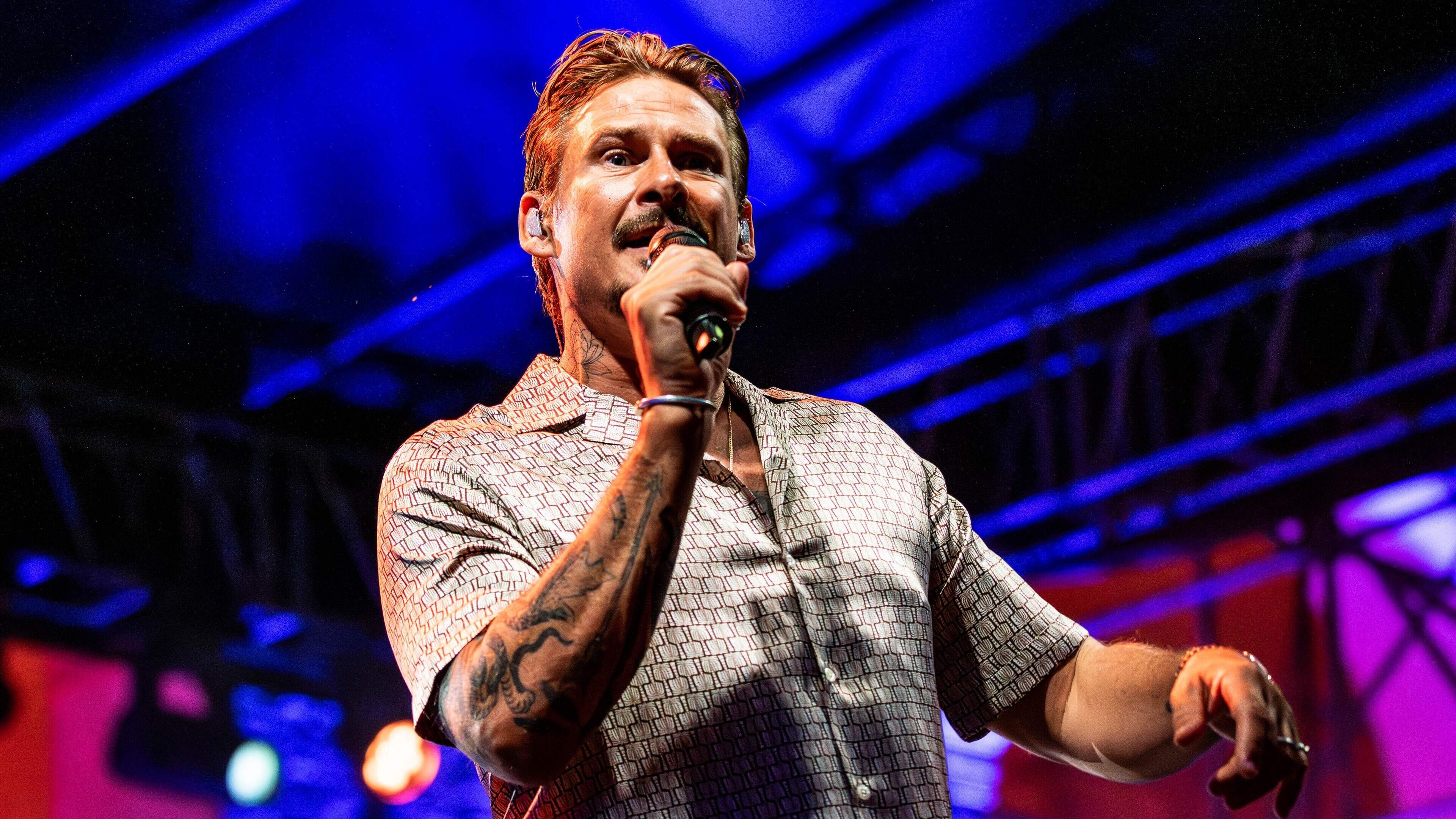Gevangenisstraf dreigt voor Blue-zanger Lee Ryan na racistische uitlatingen op vliegtuig: ’Mijn chocoladeschatje’