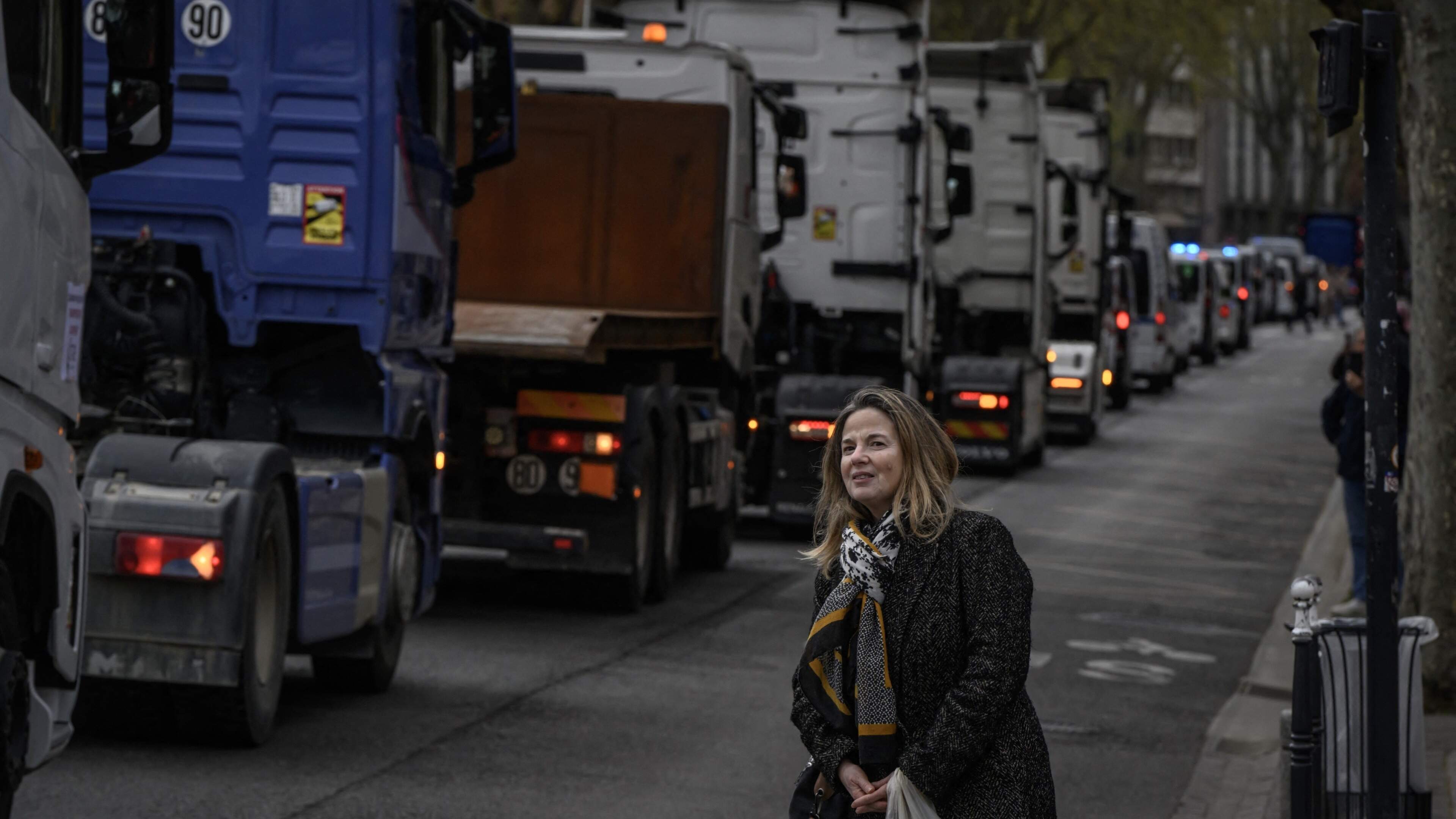 Truckers leggen Afsluitdijk plat in langzaam protest tegen hoge brandstofprijzen