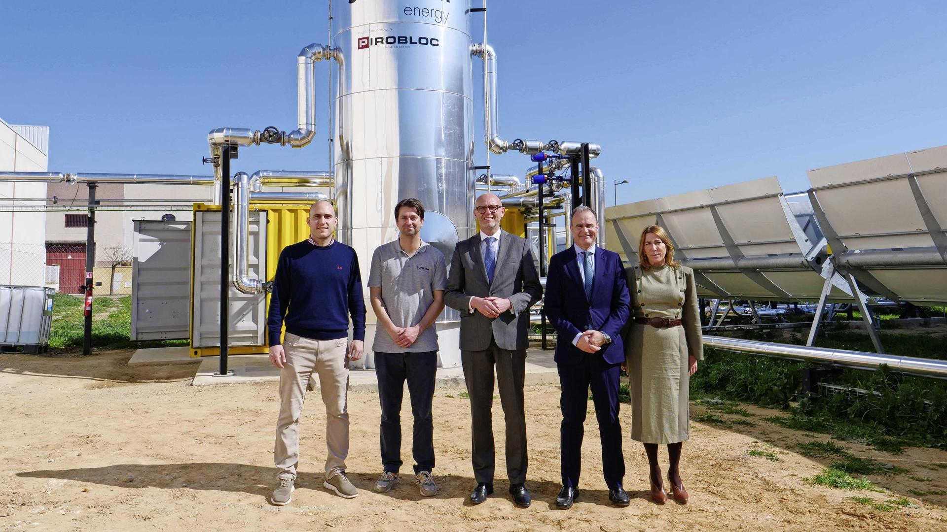 Invest International steunt ook kleine bedrijven, zoals het Utrechtse Suncom Energy dat in Spanje een installatie heeft gebouwd om zonlicht op te vangen met parabolische spiegels.