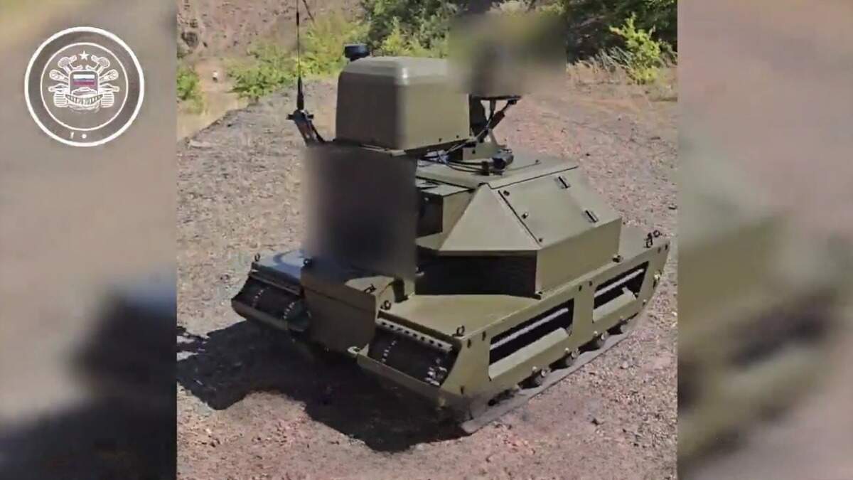 ロシアの超最新鋭「レーザーロボット」の実験が流出：長距離で地雷が容赦なく焼き尽くされる