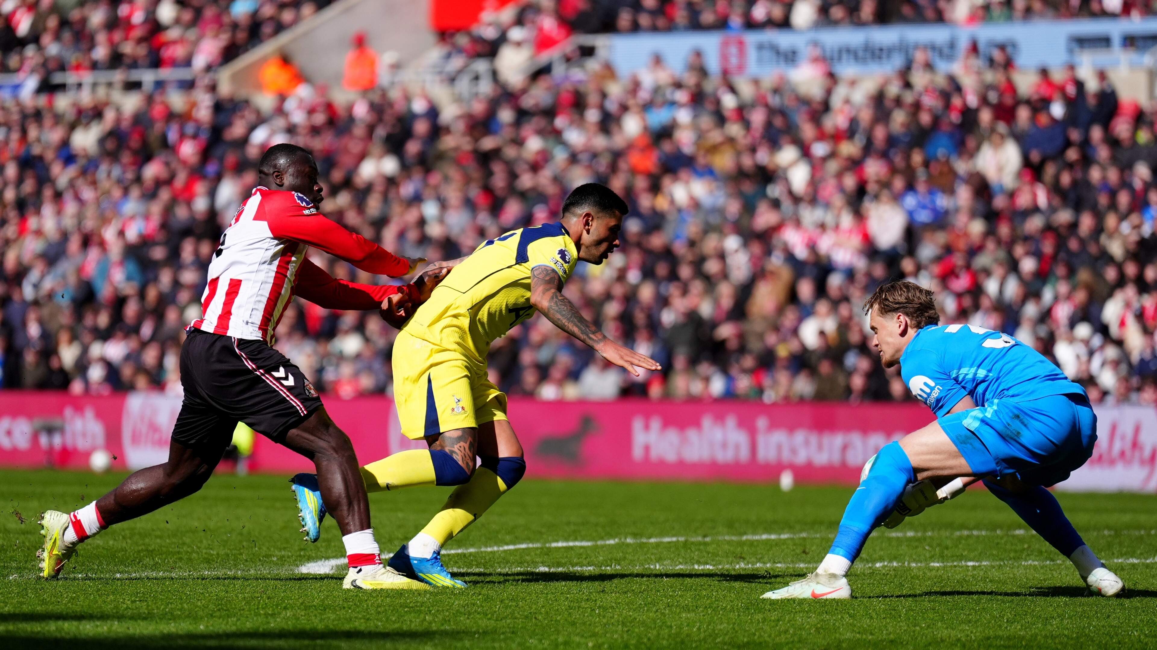 Argentijnse voetbalfans reageren woedend en met racistische opmerkingen richting Brian Brobbey, nu Cristian Romero mogelijk moet vrezen voor WK
