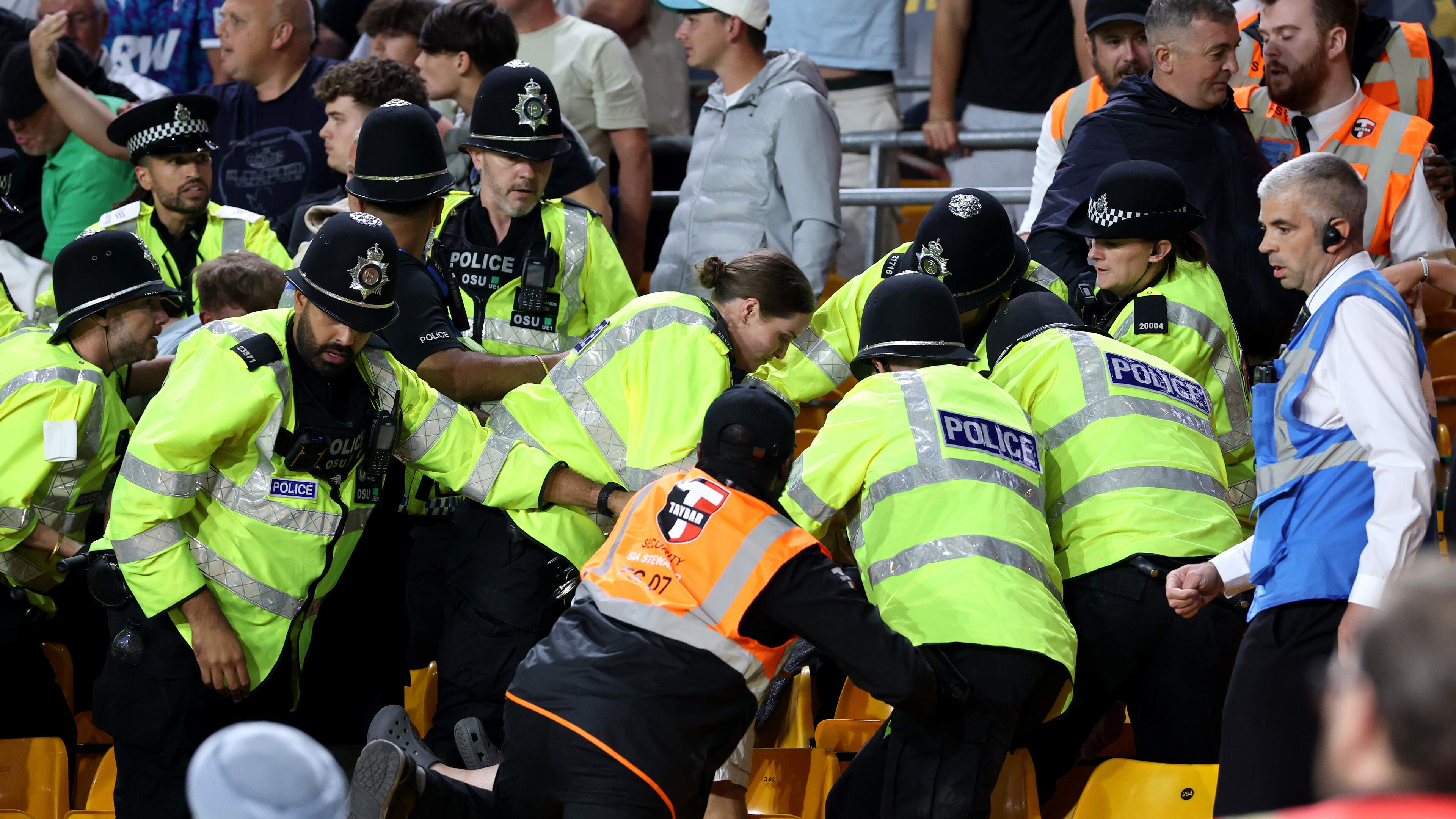 Is het seizoen al begonnen? Voetbalfans raken slaags tijdens League Cup-duel, politie moet ingrijpen