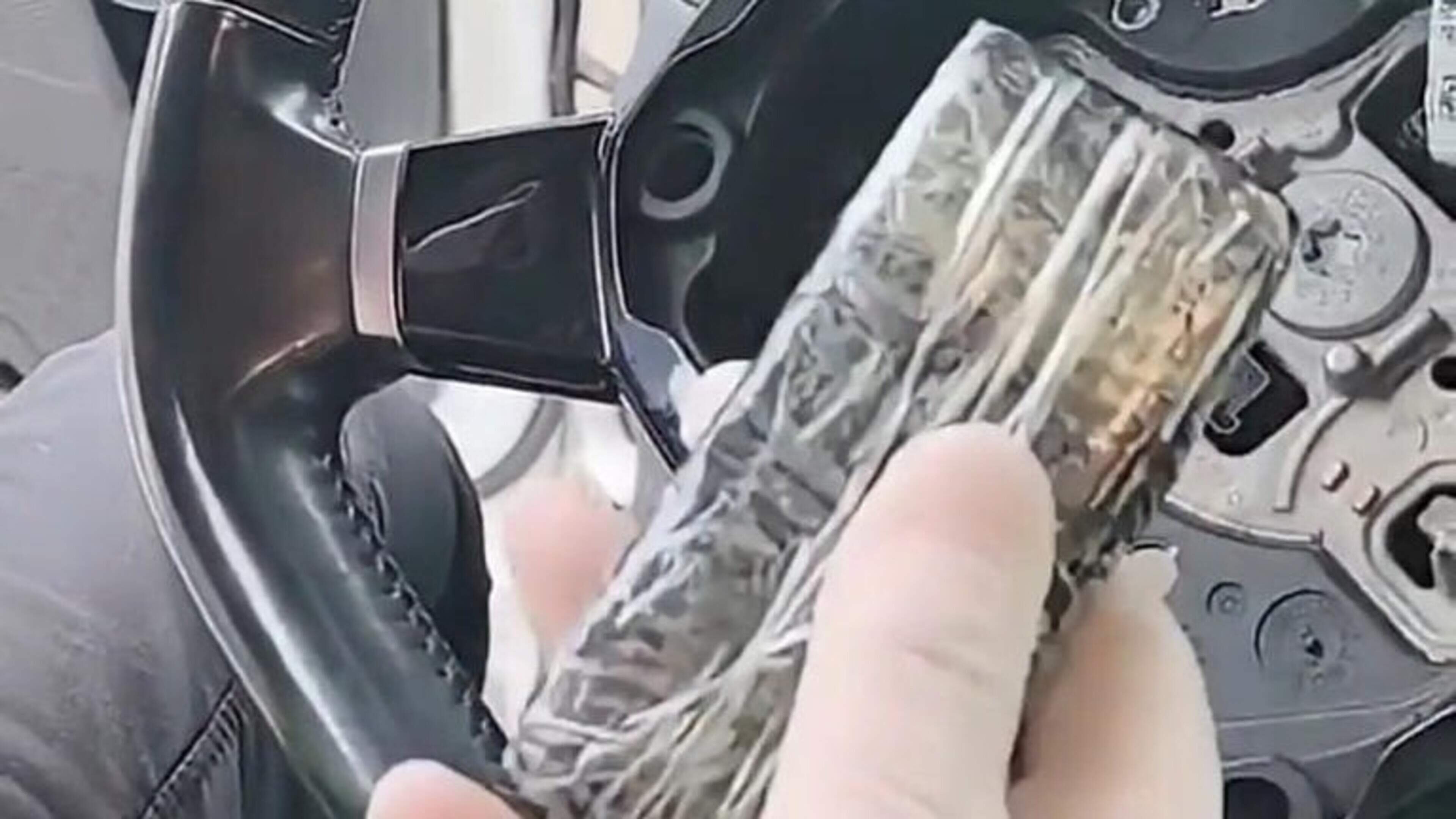 Goudstaven verstopt onder stuur van vrachtwagen die vanuit Nederland naar Turkije reed, trucker aangehouden