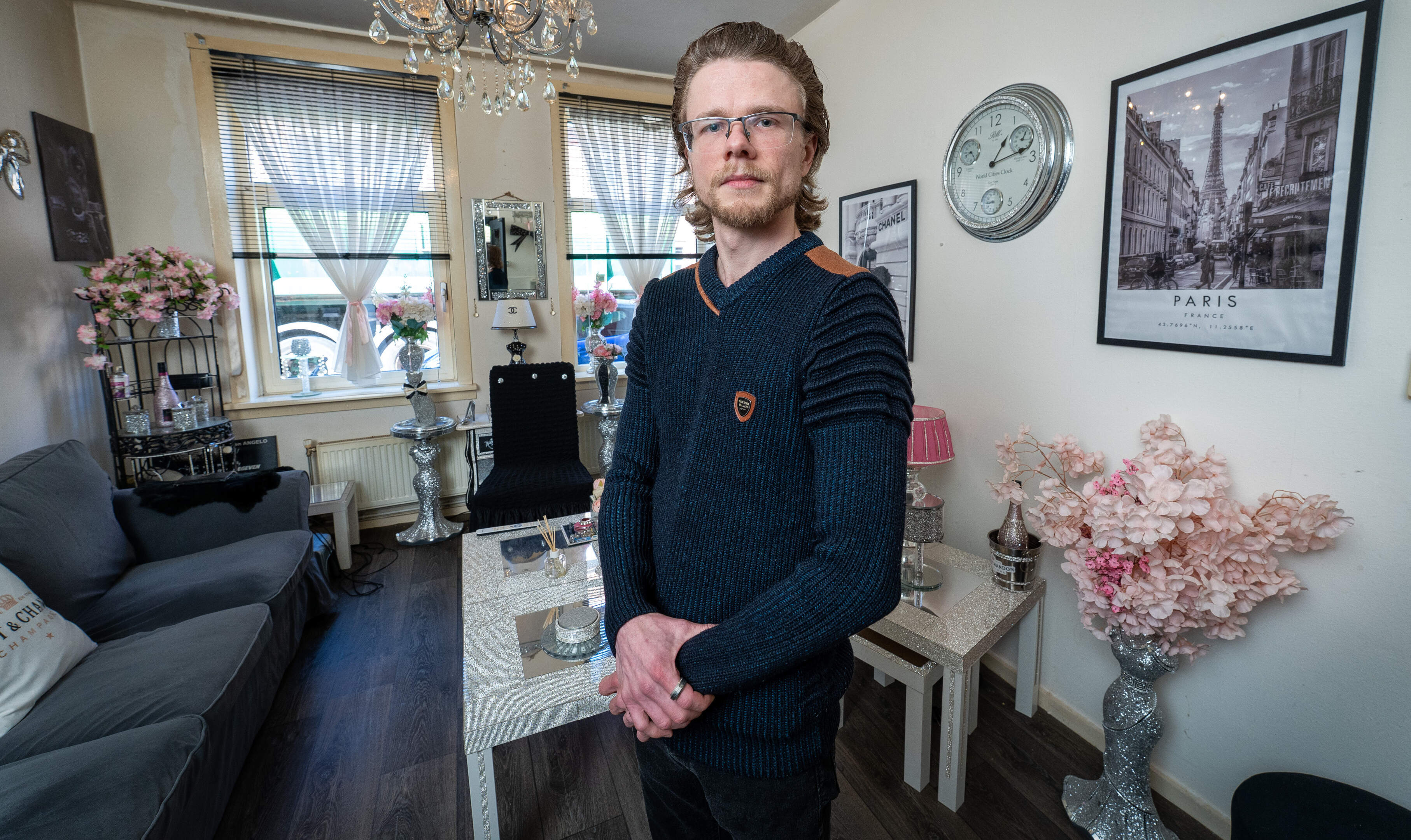 Angelo (34) verliest onverwacht zijn moeder en moet nu hun sociale huurwoning uit: ’Dit is het enige dat aan haar herinnert’