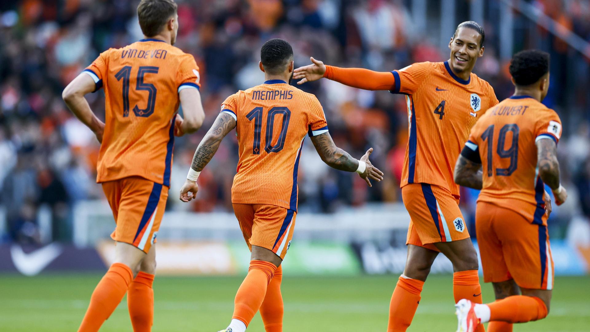 Memphis Depay en Virgil van Dijk vieren de openinsgtreffer van nederland. Ornaje zou 8 keer scoren tegen Malta 