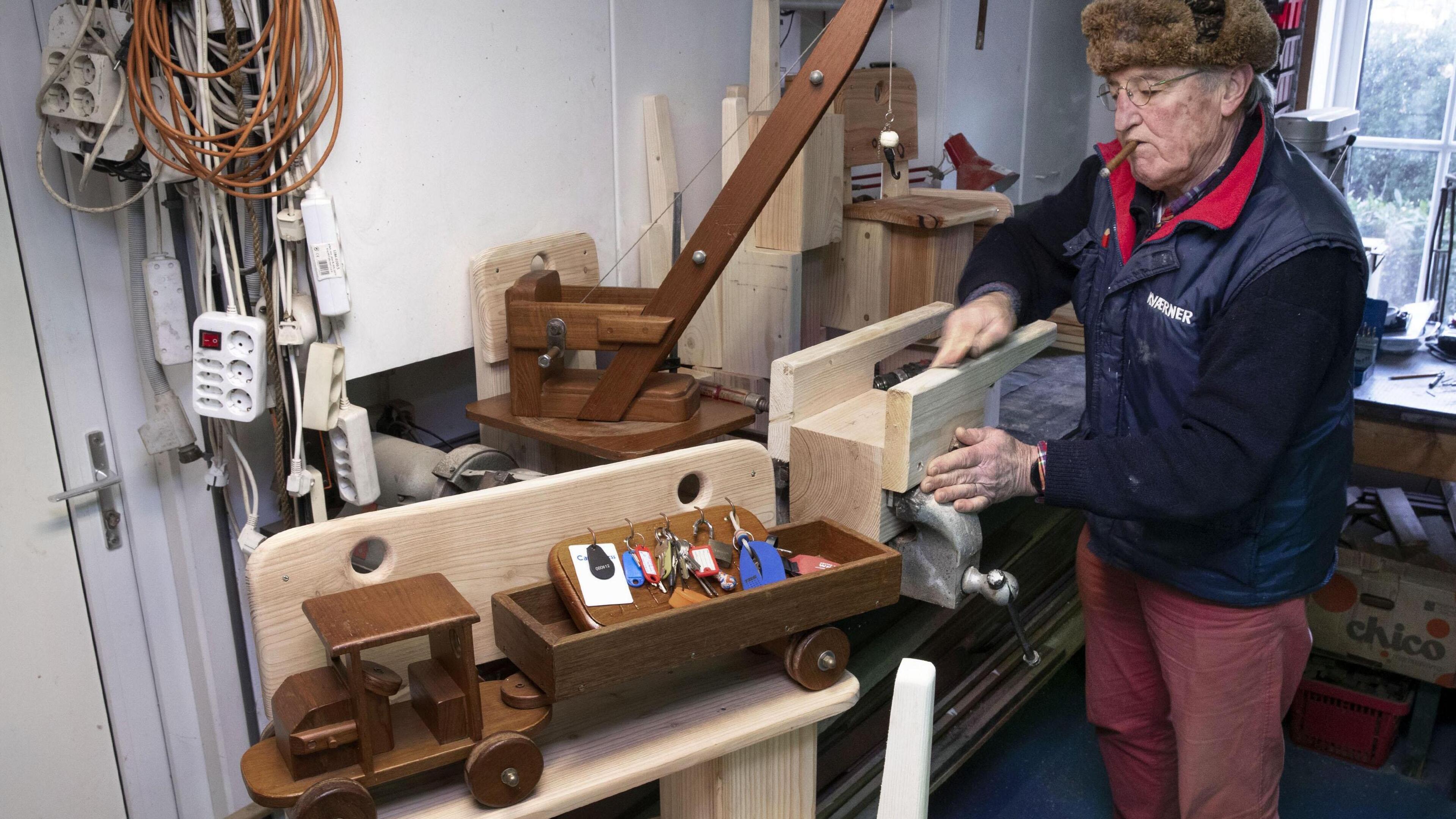 Jan (69) tovert met hout: ’Altijd rolt er wel iets moois uit’