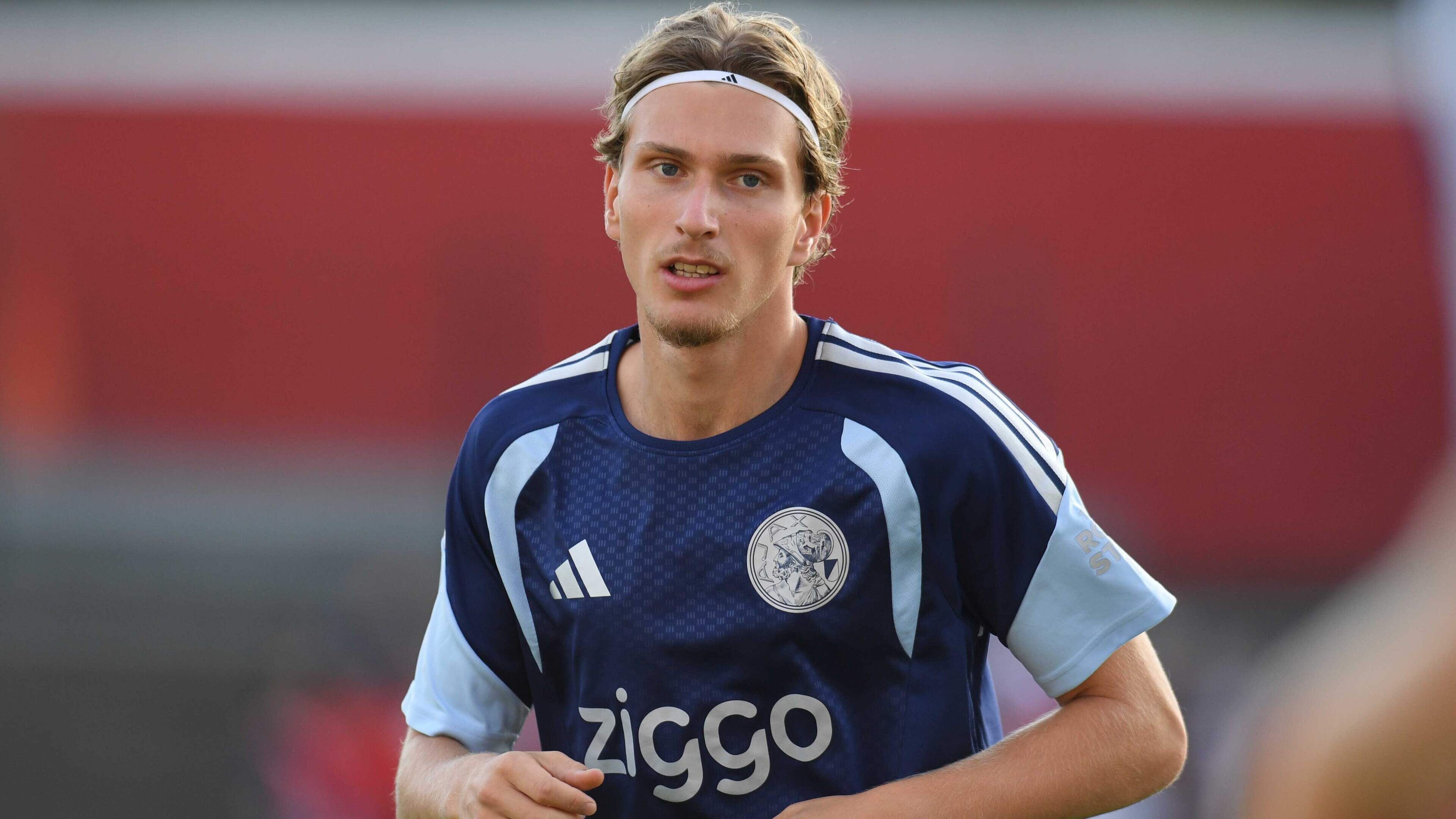 Ajax bevestigt vertrek Mika Godts naar Paris Saint-Germain voor 55 miljoen euro 