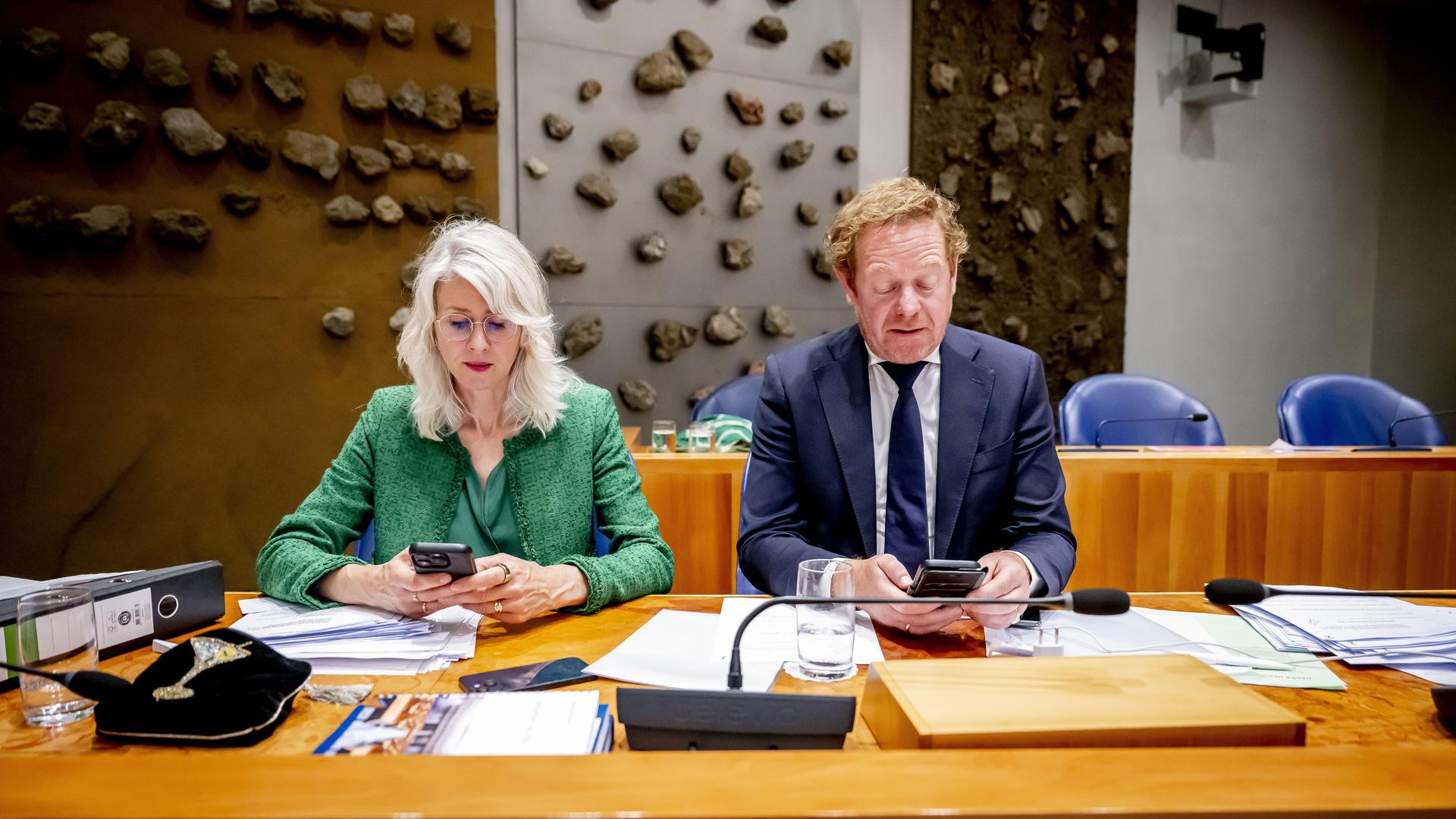 Demissionair minister Mona Keijzer (Asiel en Migratie) en demissionair minister David van Weel (Asiel en Migratie) tijdens een debat in de Tweede Kamer over de wijziging van de vreemdelingenwet.