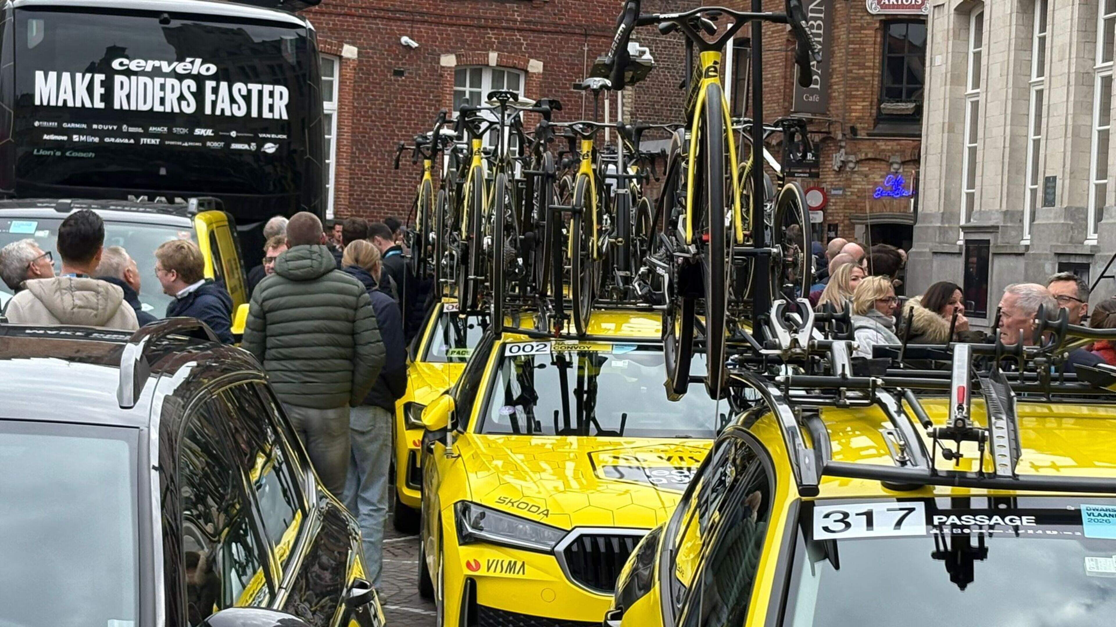 Ook wielrennen in ban energiecrisis: ’Heb tegen de chauffeurs gezegd: liever in België tanken, dat scheelt euro per liter’