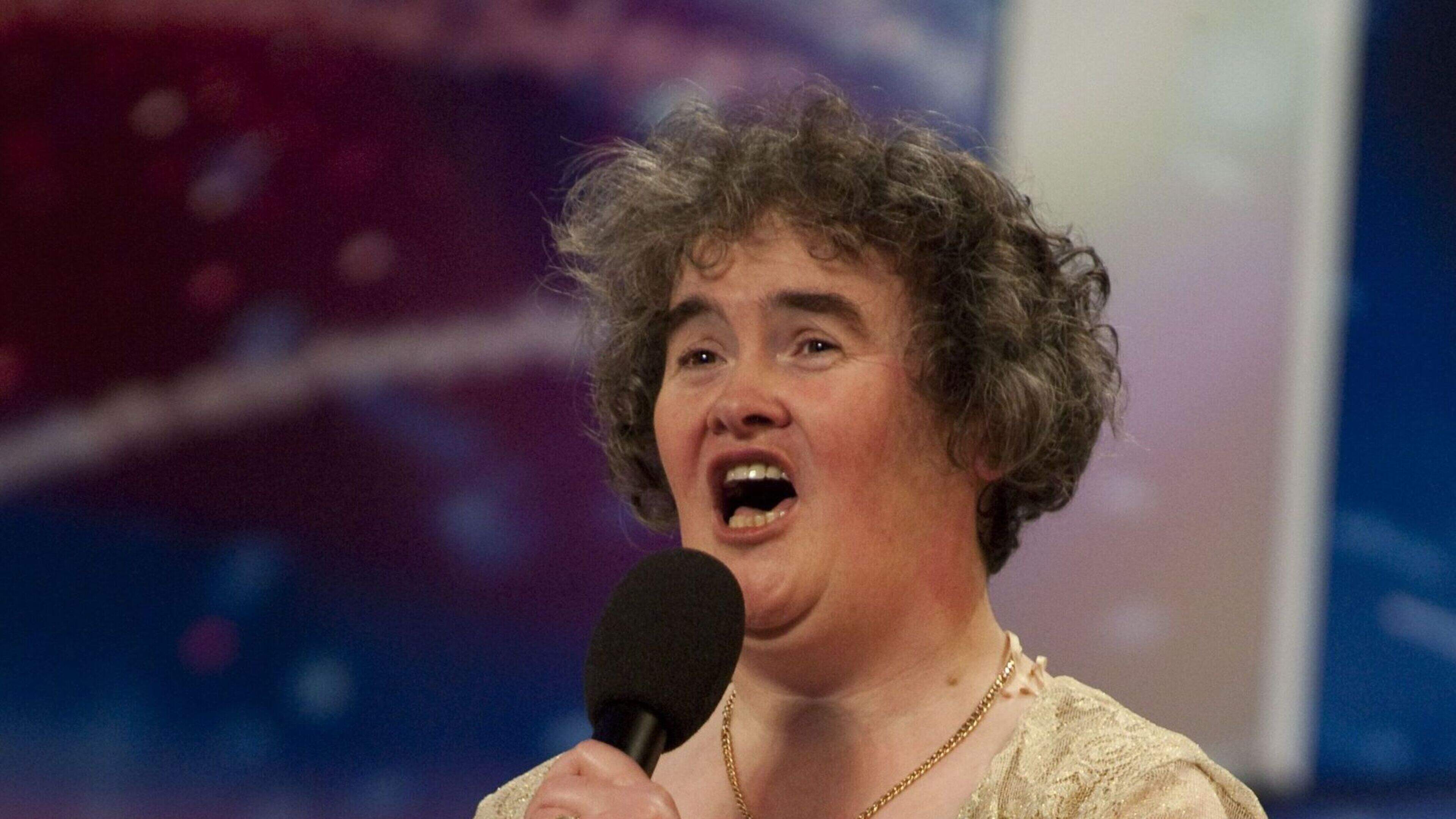 Britain’s got talent-ster Susan Boyle (65) verrast met nieuwe glamoureuze look: ’Wat een diva!’