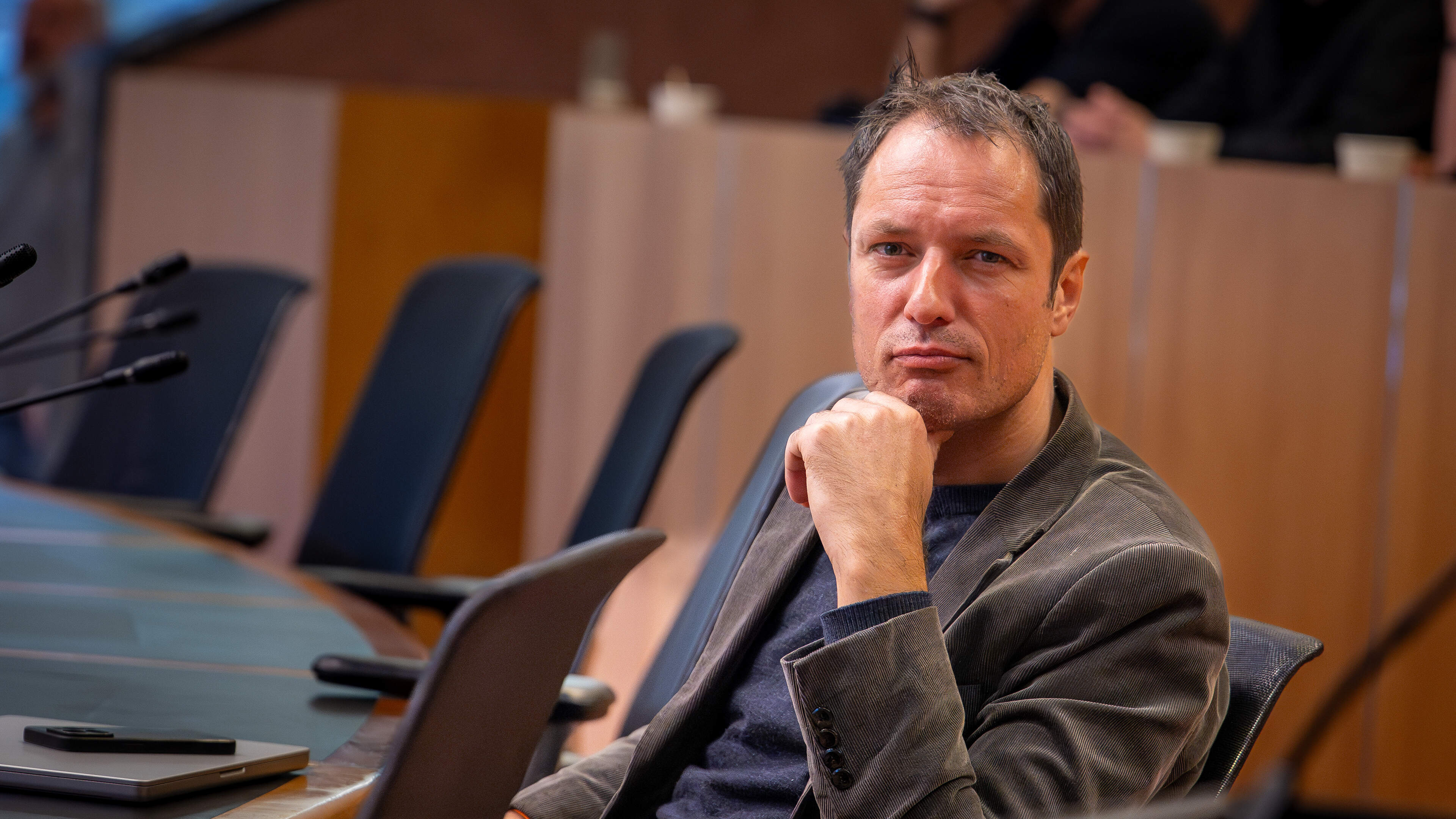 Omgeving JA21’er Maarten Brante blijft vol vragen achter na verdrinkingsdood: ’Een vriend dook meerdere keren in het donkere water, maar kon hem niet vinden’
