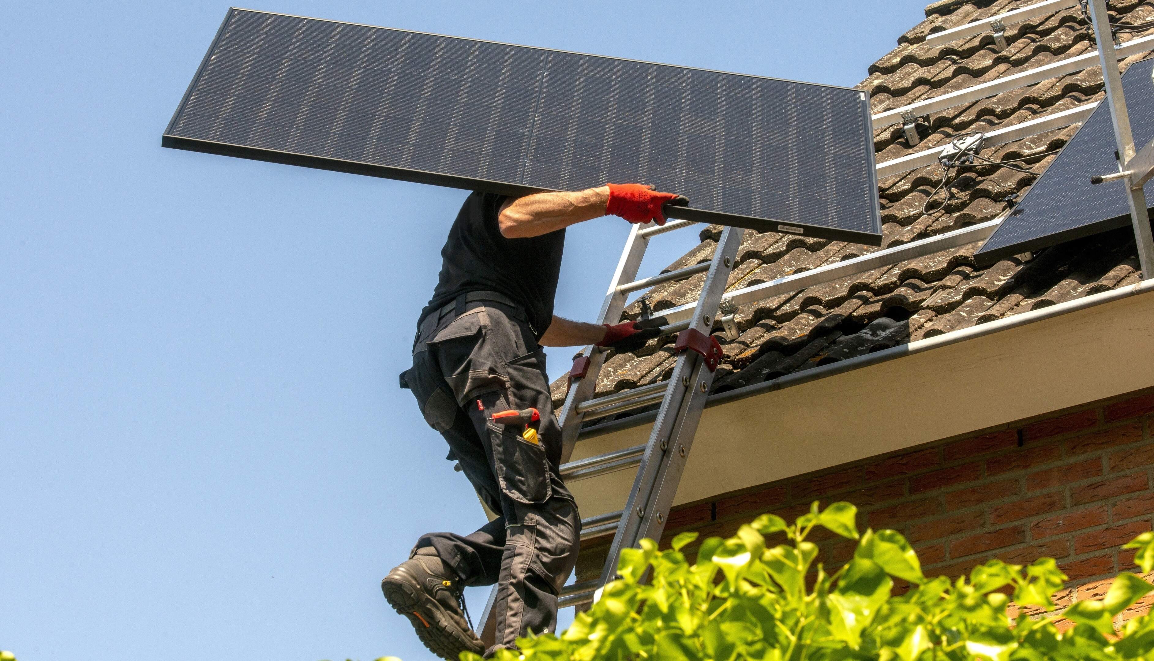 Doorbraak van TNO haalt tot 99 procent zilver terug uit afgedankte zonnepanelen: ’Deze laser kan een goudmijn aan grondstoffen opleveren’