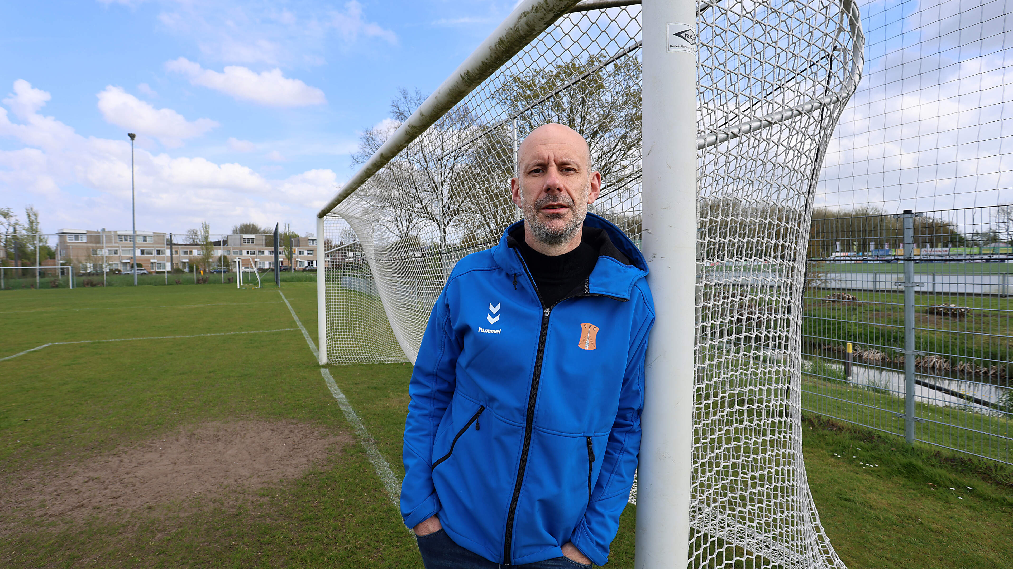 Gemeente bouwt azc midden op voetbalveld, club uit IJsselstein met stomheid geslagen: ’Wij wisten van niks’