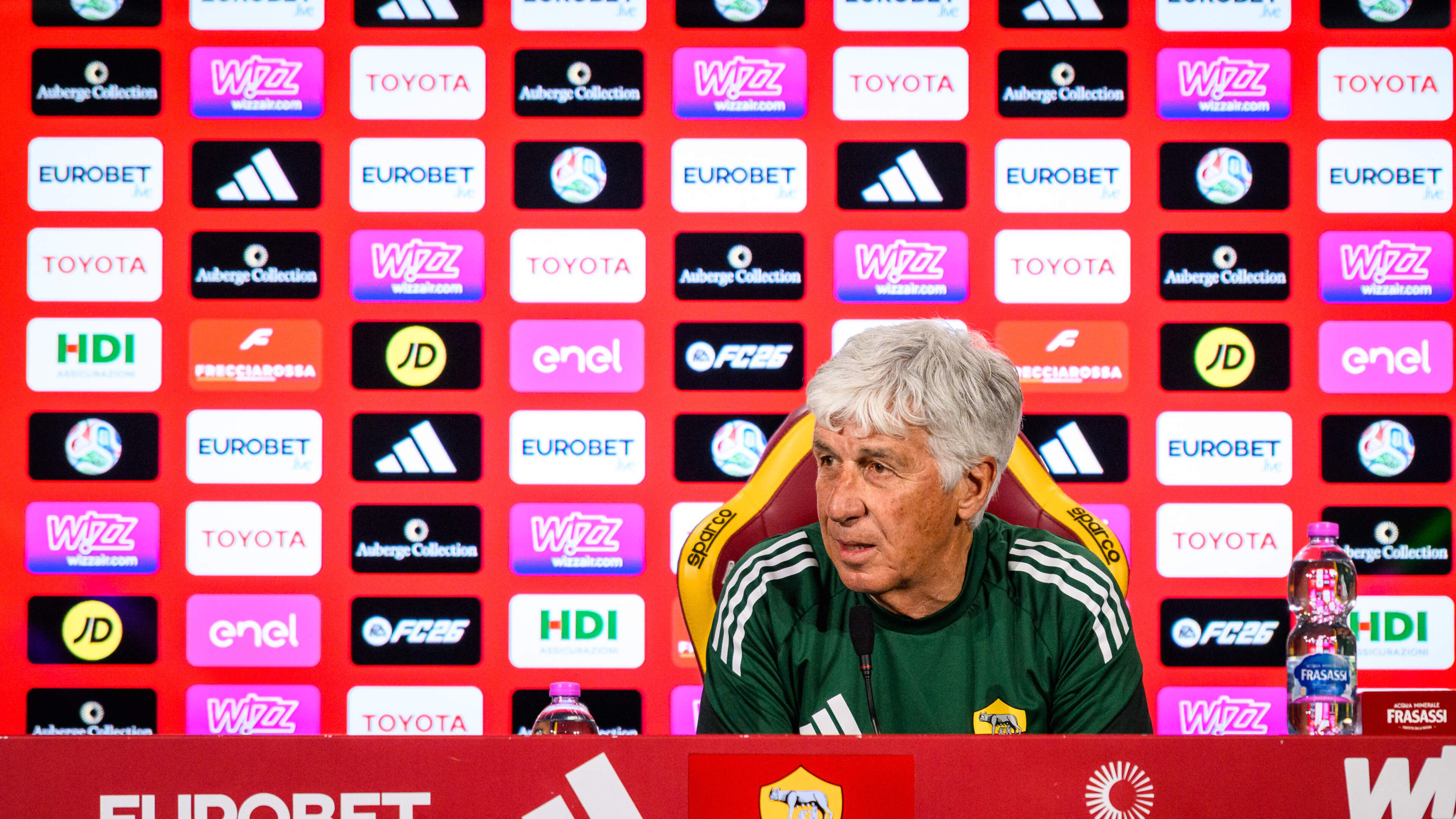 Coach van Donyell Malen verlaat in tranen persconferentie en sloopt deurgrendel