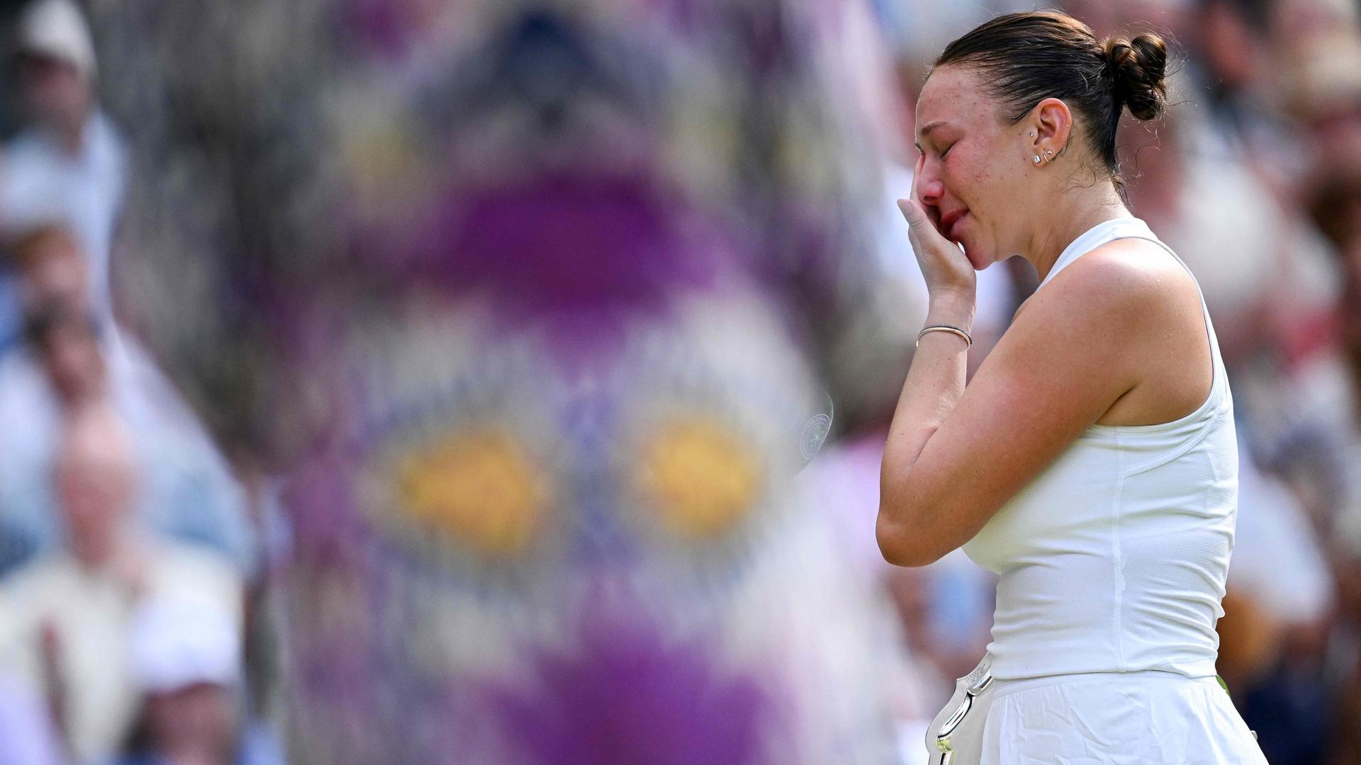Amanda Anisimova houdt het niet droog op Wimbledon.