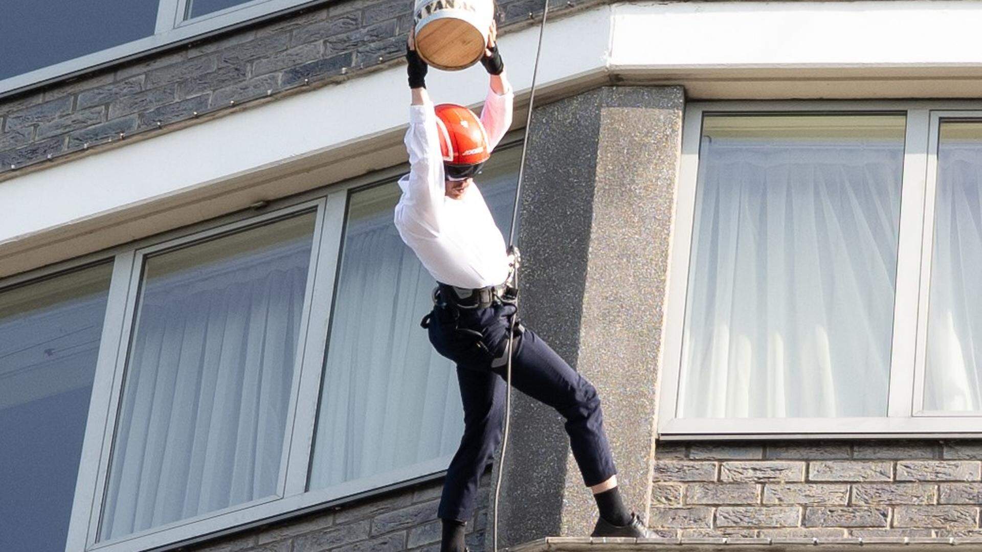 De haring daalt neer op het gazon vol genodigden achter het Hilton in Amsterdam.