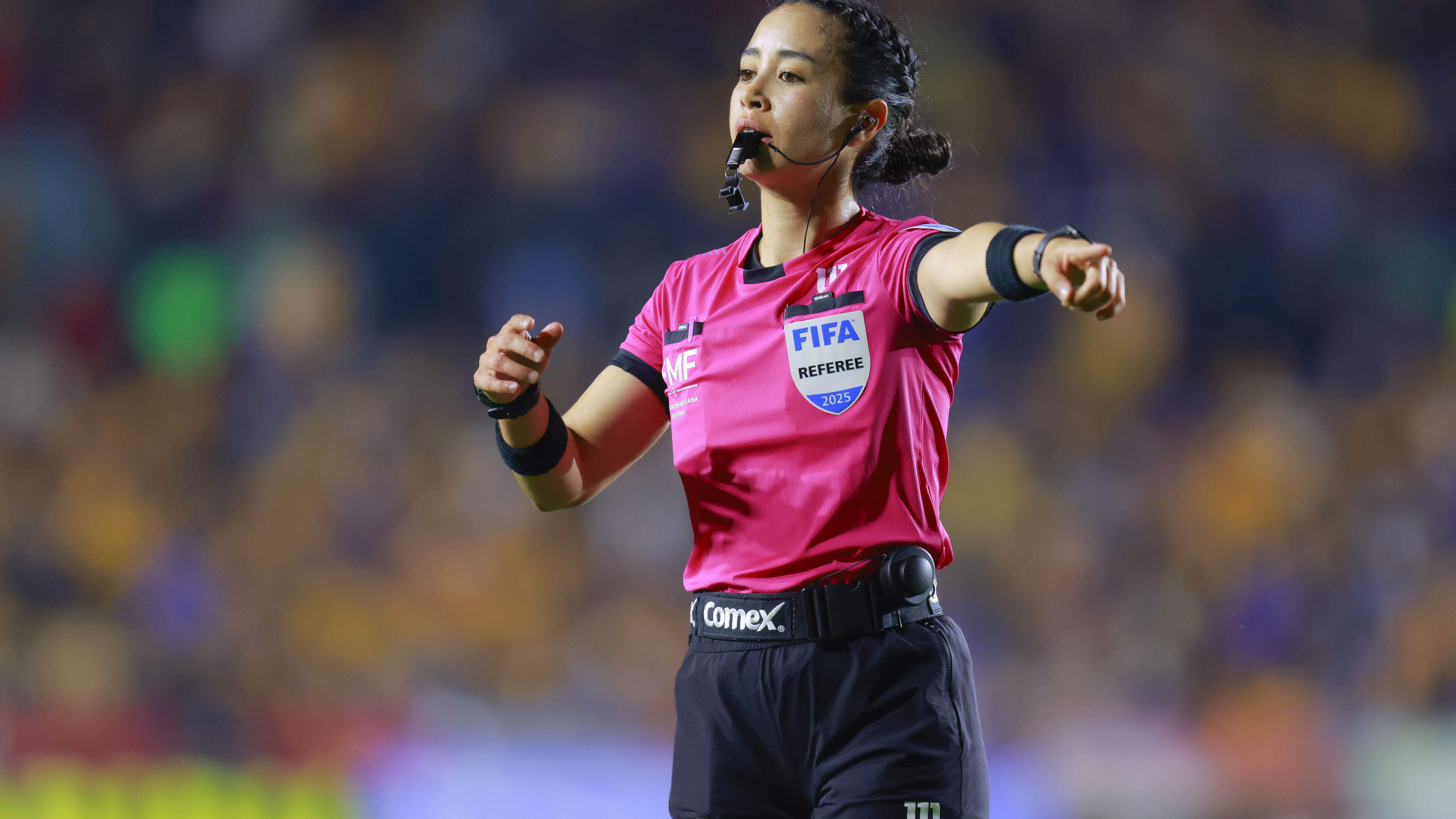 Katia Garcia is de eerste vrouwelijke scheidsrechter op WK en fluit wedstrijd Nederlands elftal: ’Ze is rustig, maar fel als dat nodig is’