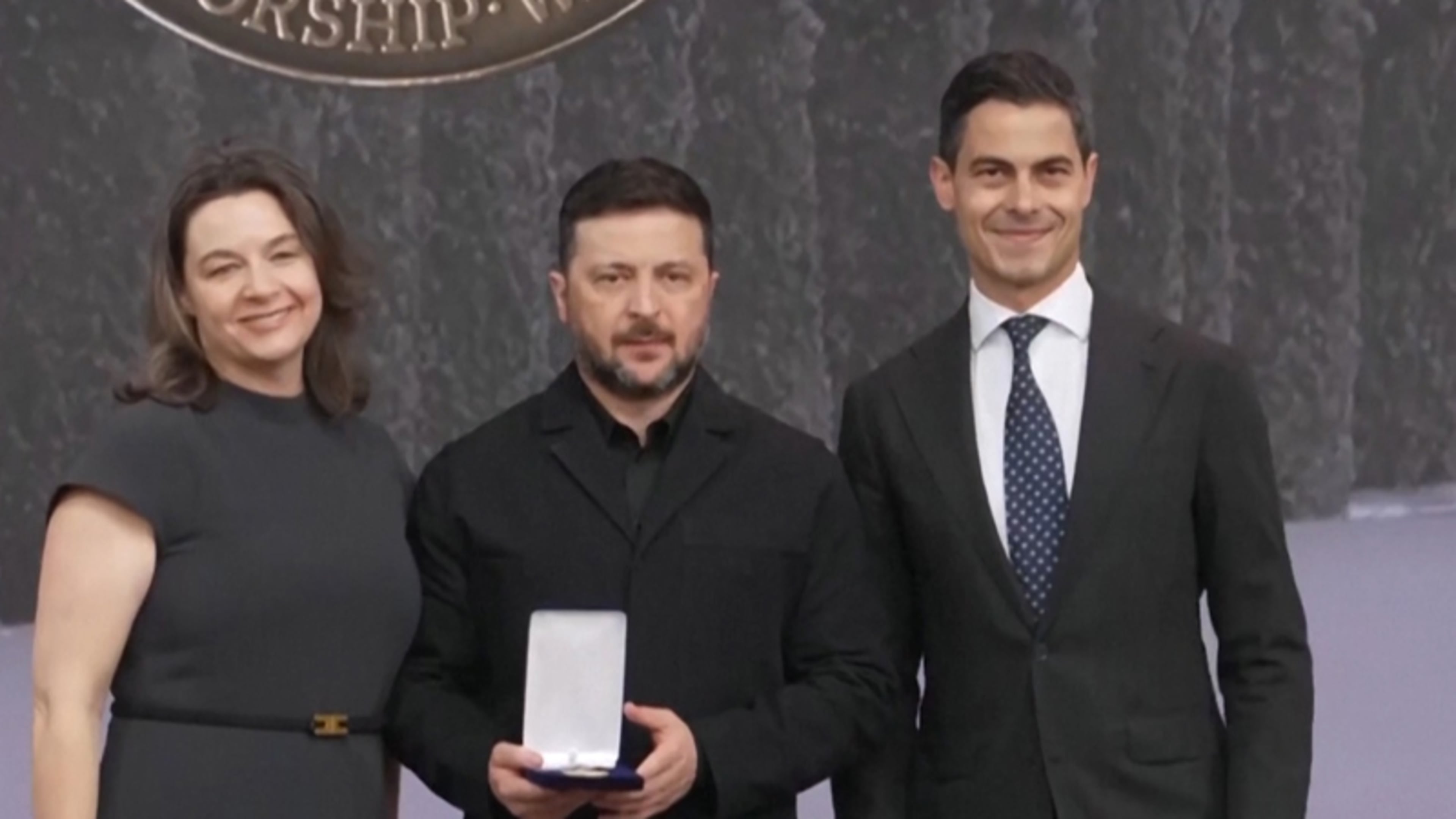 Zelenski ontvangt Four Freedoms Award in Middelburg en krijgt ovatie