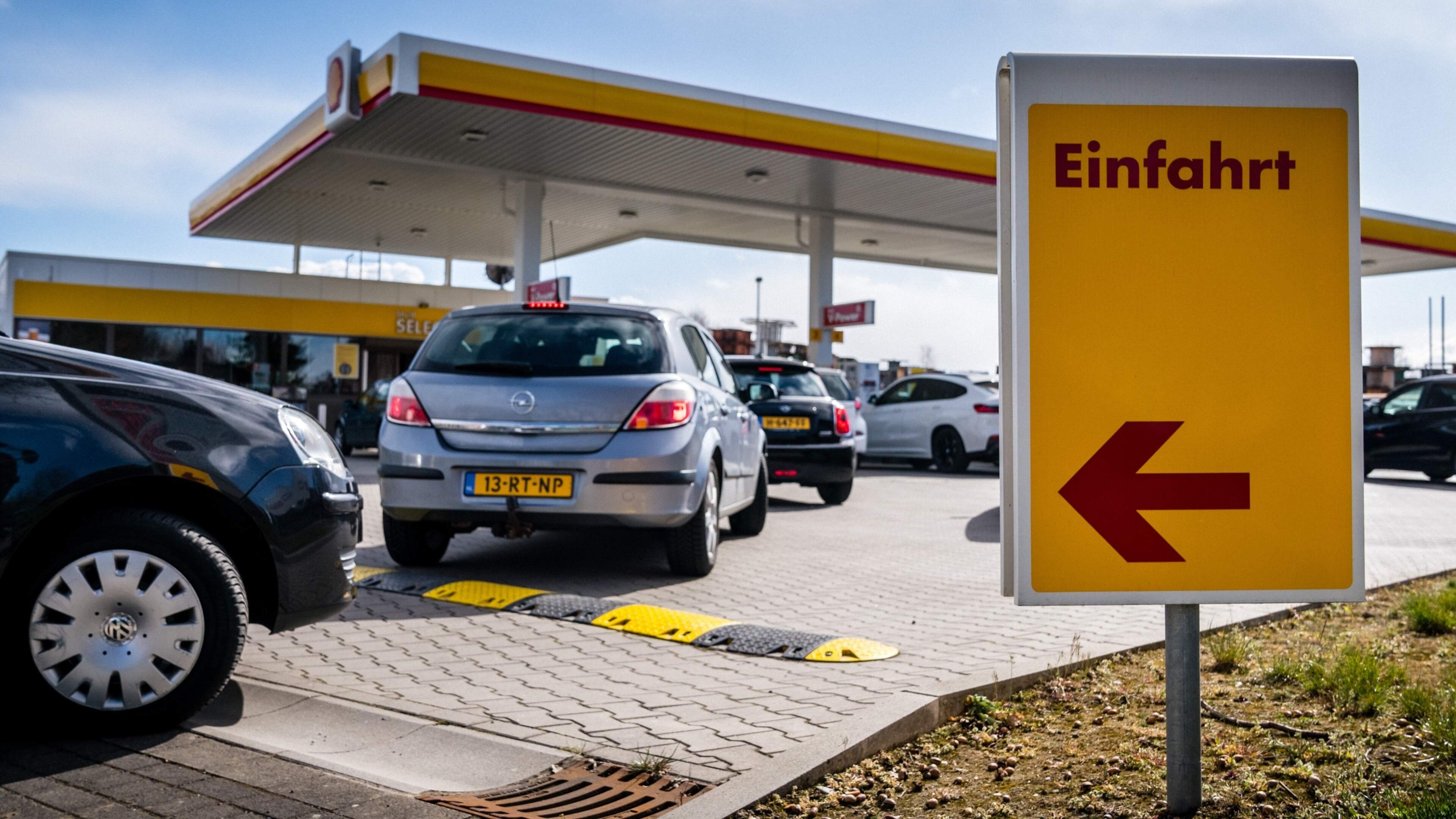 Goed opletten voor tanktoeristen: grote verschillen in prijz