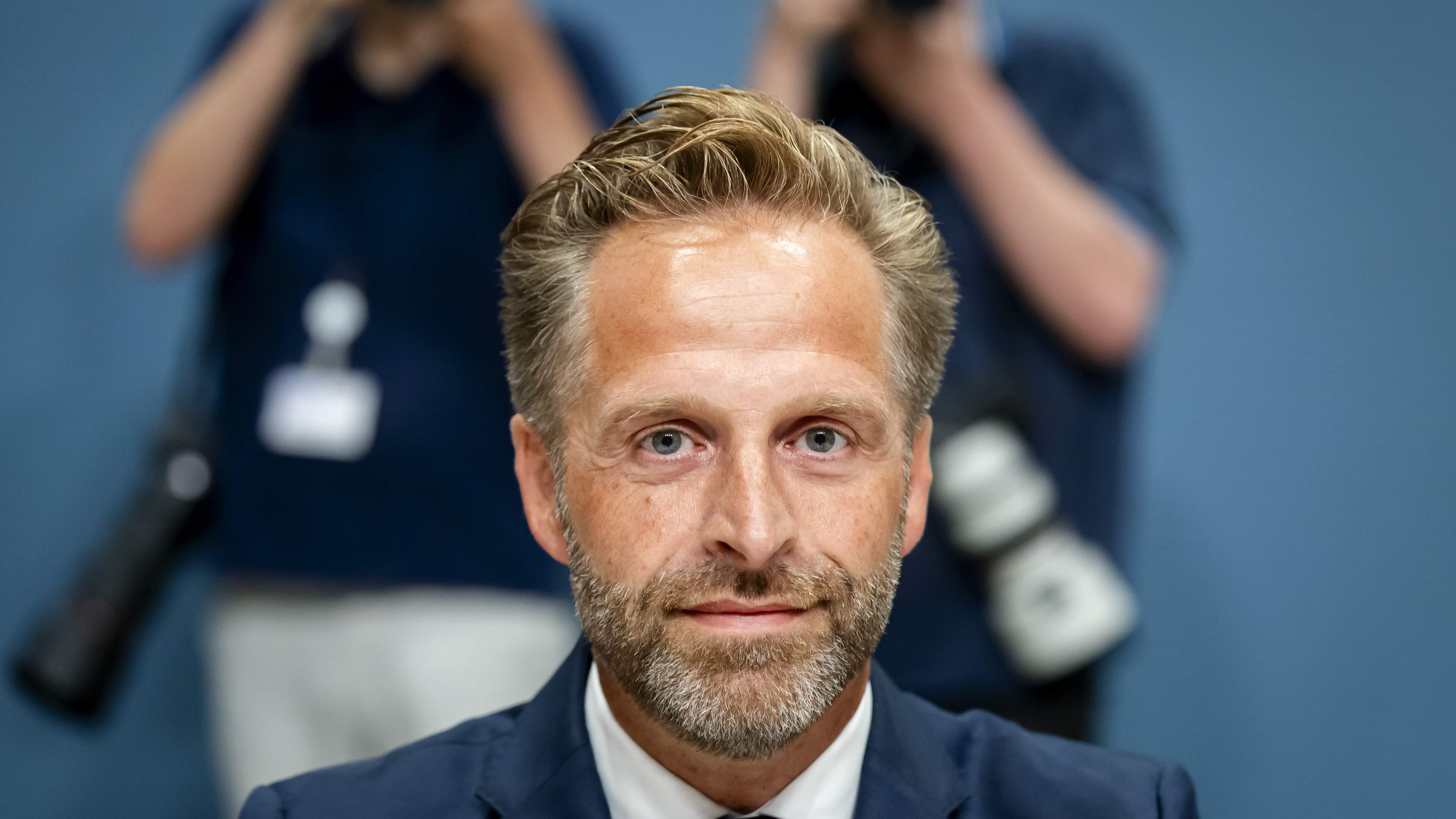 Hugo de Jonge houdt grotendeels vast aan coronakoers en ontwijkt pijnlijke vragen