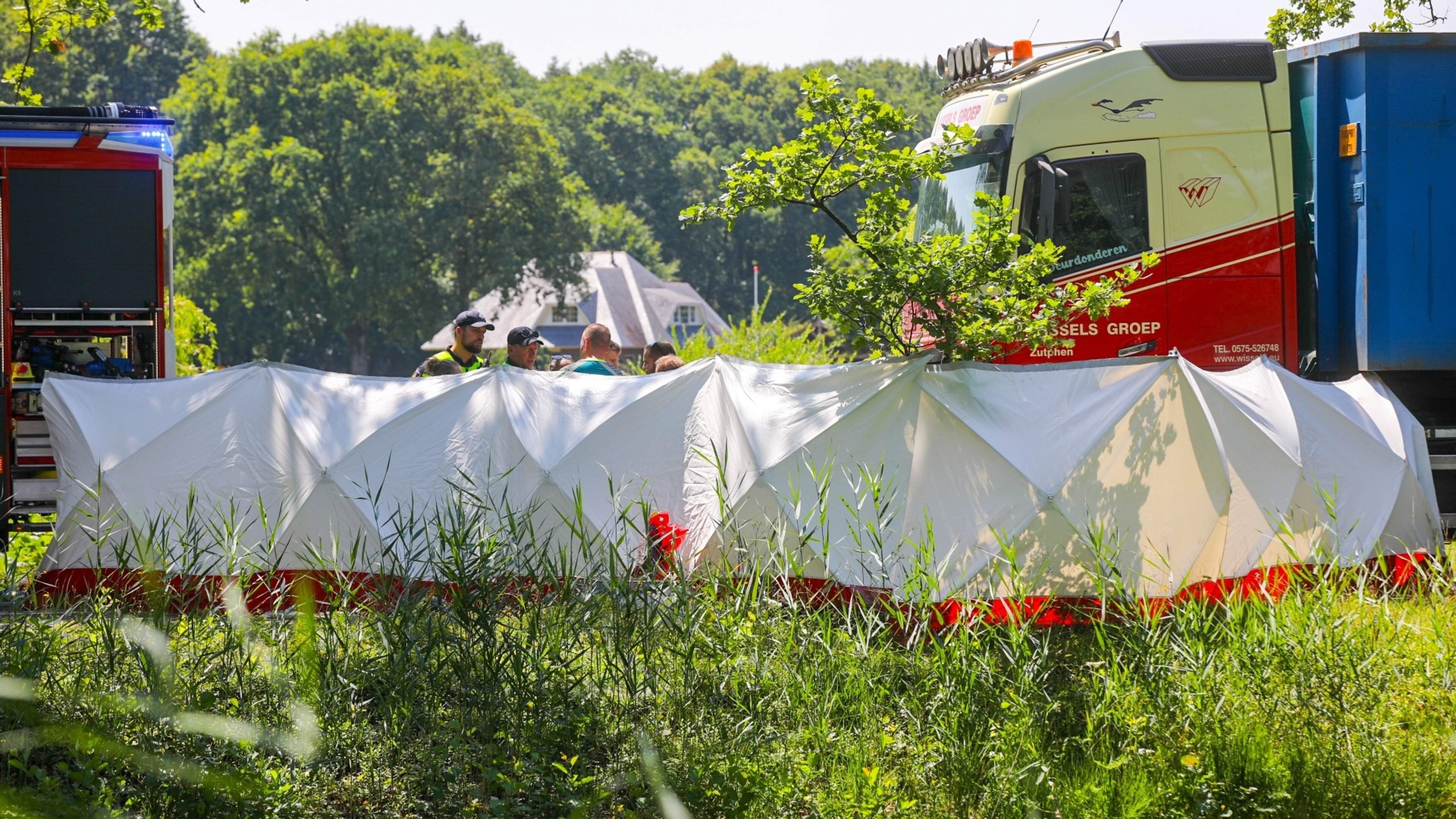 Agent omgekomen bij frontale botsing langs kanaal in Lieren, collega zwaargewond