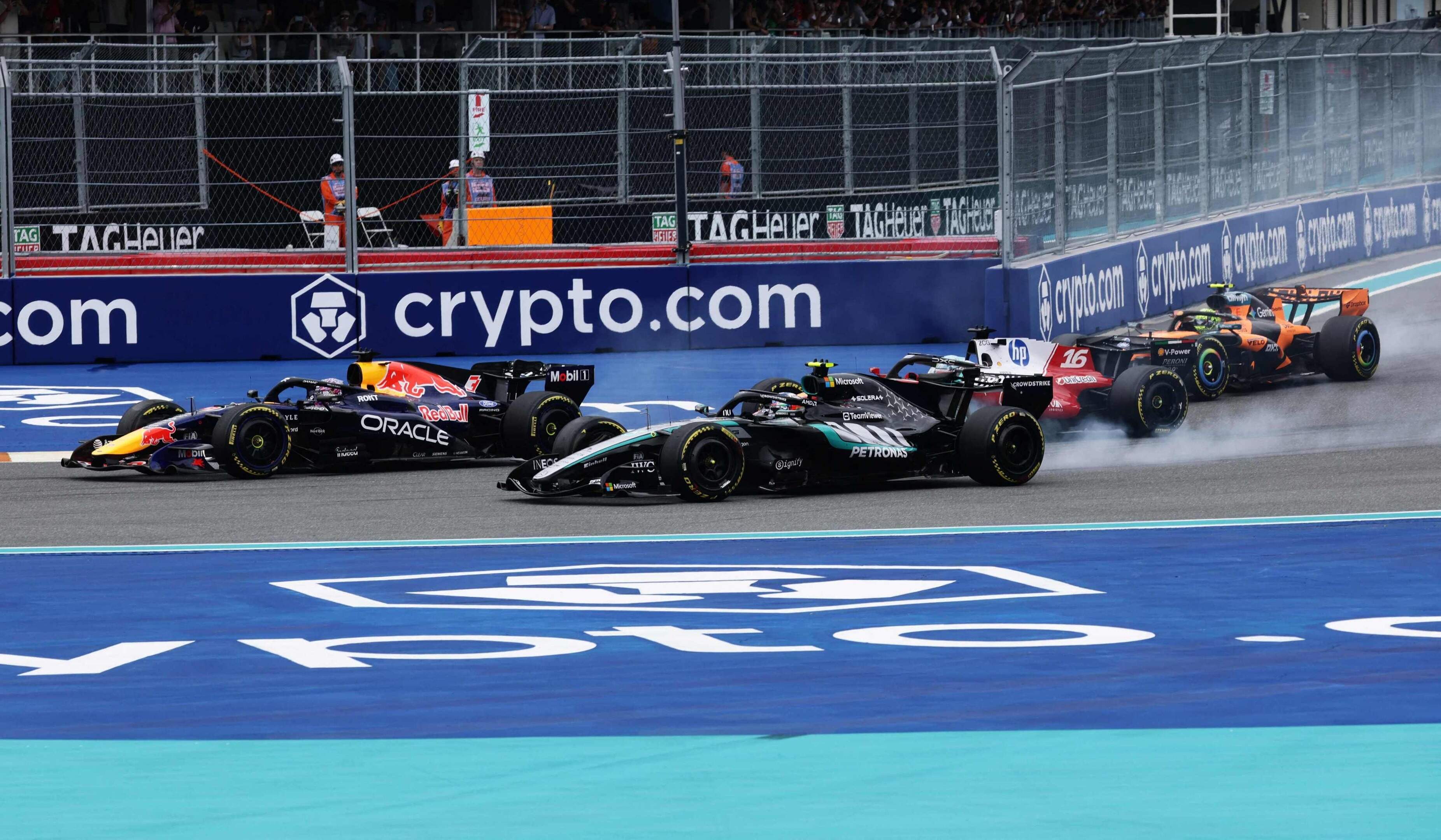 LIVE F1: Max Verstappen na safety car begonnen aan opmars van achteruit, Lando Norris leidt