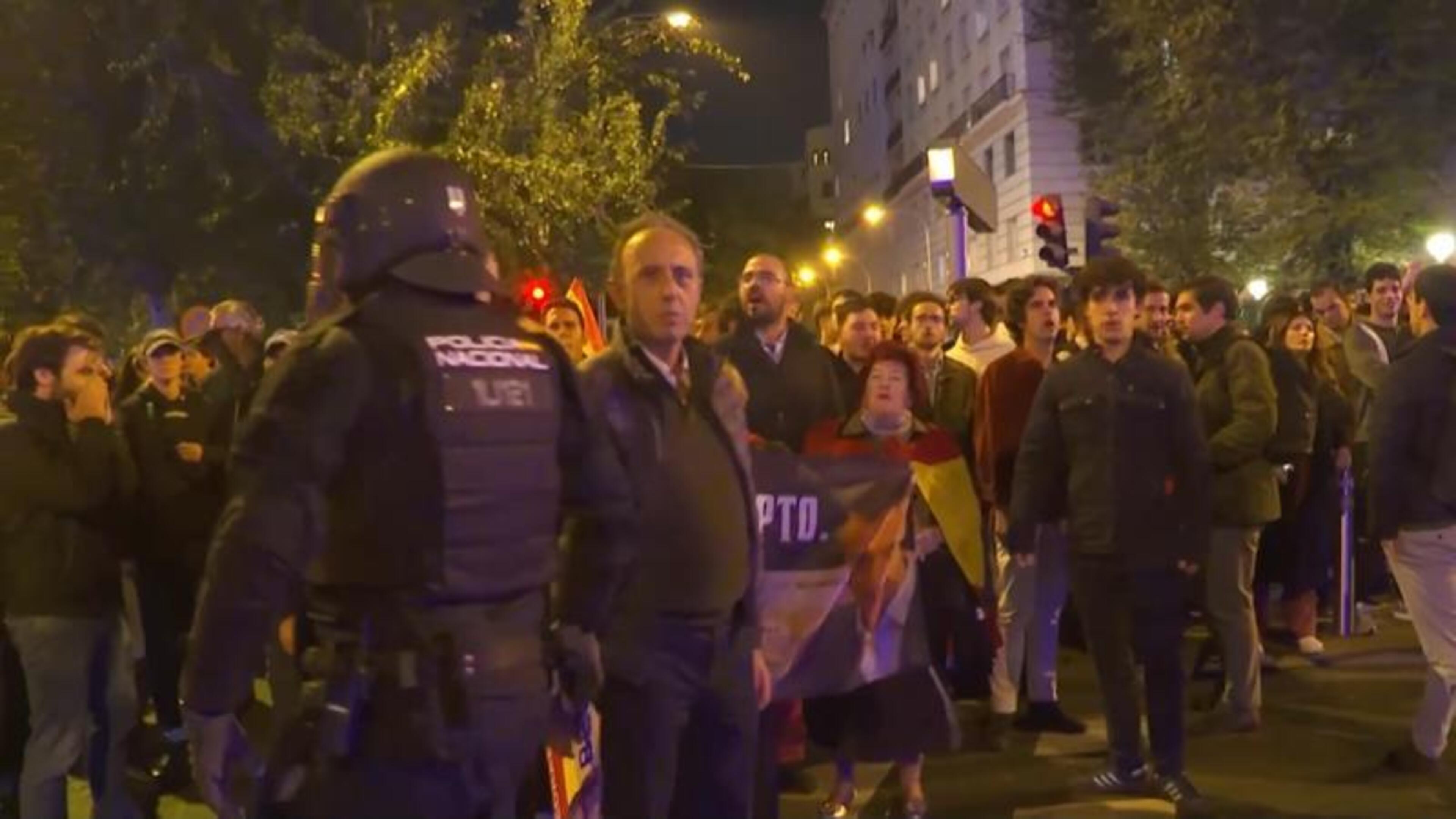 Beelden: Hevige protesten in Madrid na dodelijk treinongeluk