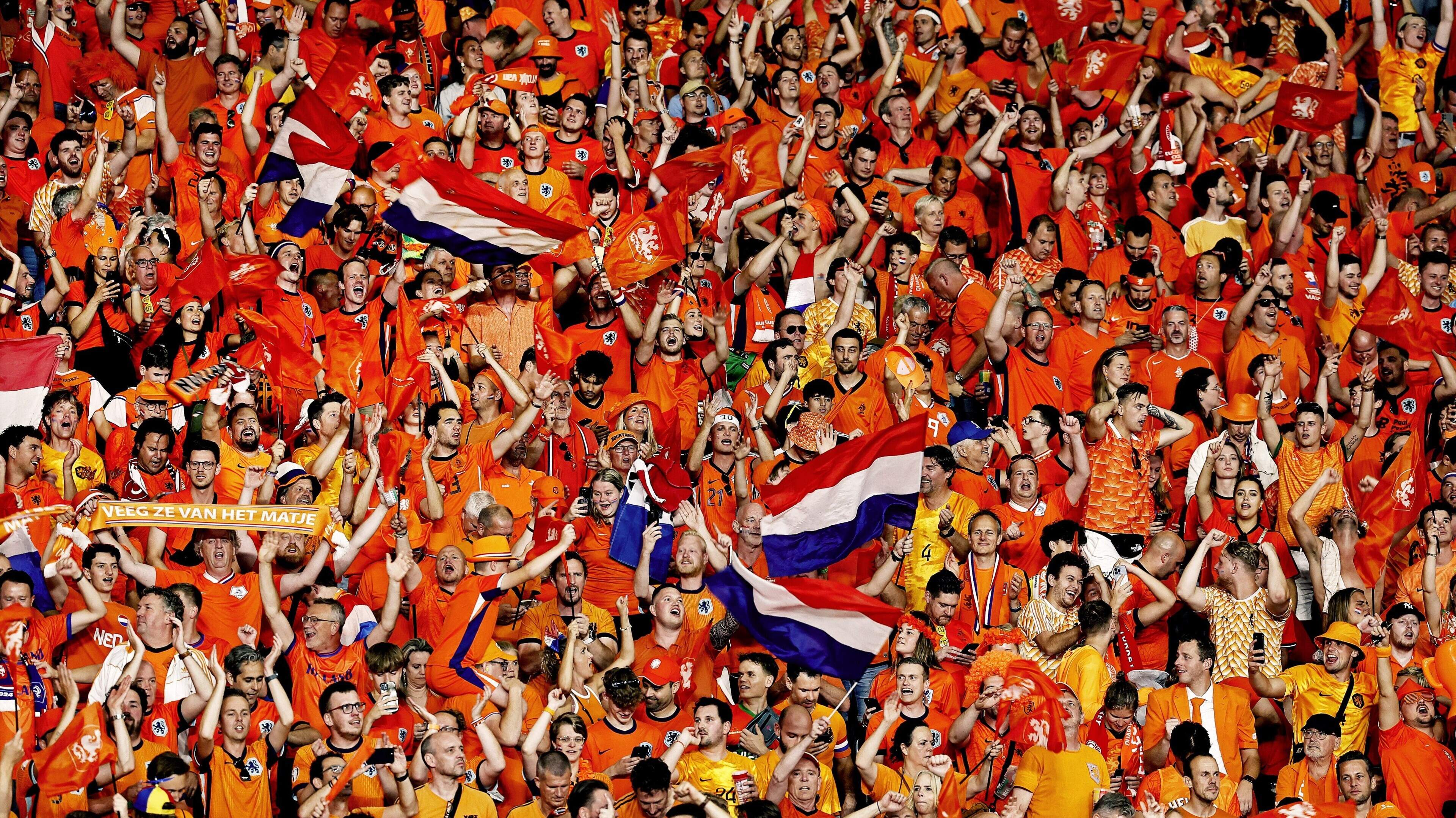In diepste geheim werken supporters van allerlei clubs aan grootste WK-spandoek ooit: ’Hier zitten duizenden uren werk in’