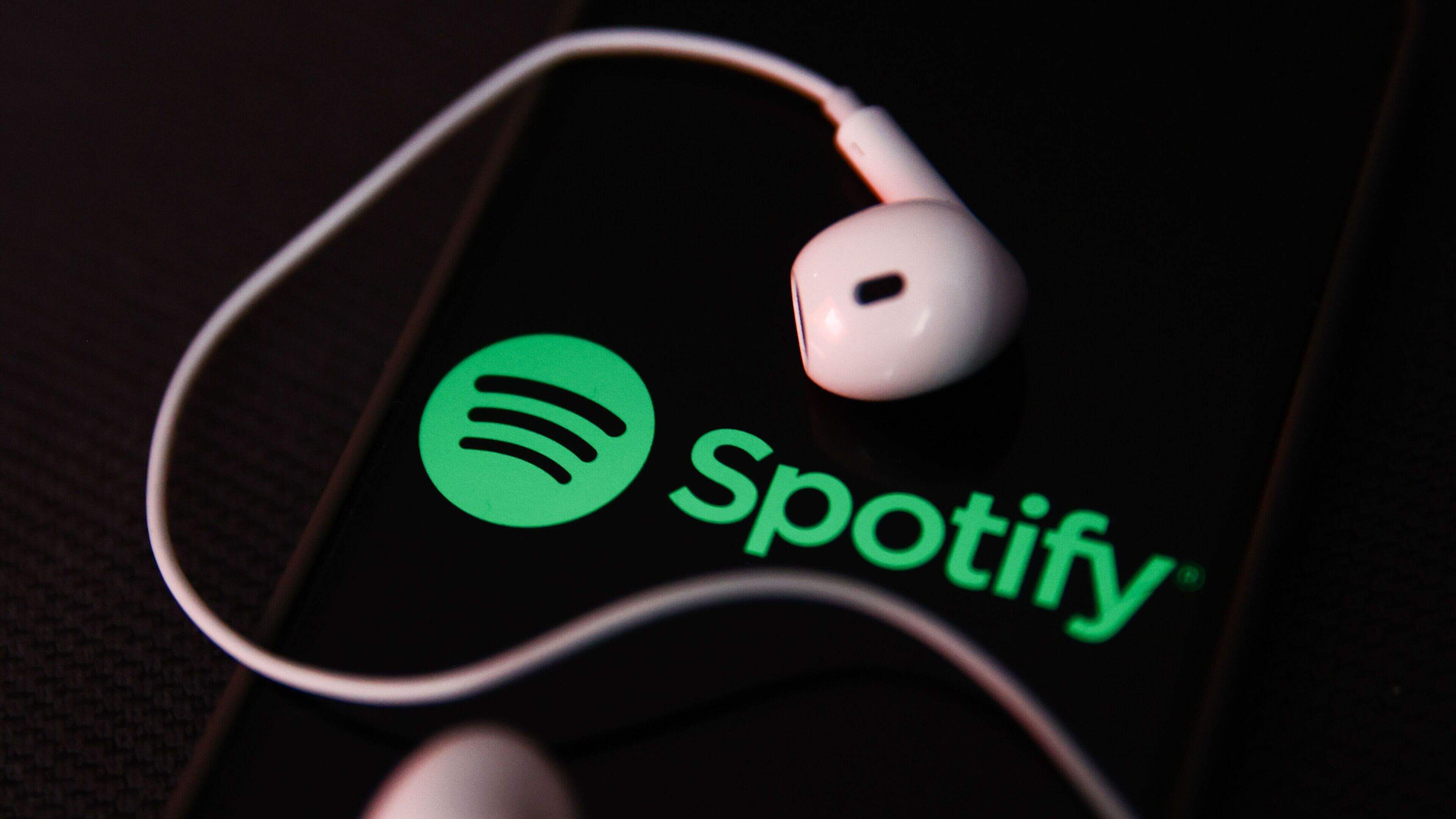 Spotify grijpt hard in met nieuwe functie: AI-artiesten worden gelabeld en geweerd uit aanbevelingen
