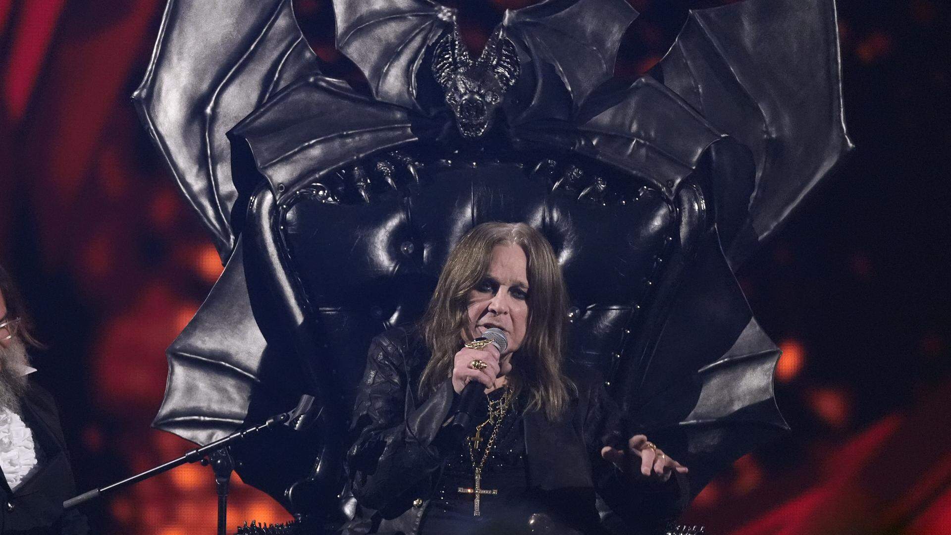 Ozzy Osbourne kwam niet van zijn vleermuistroon af tijdens zijn afscheidsoptreden.