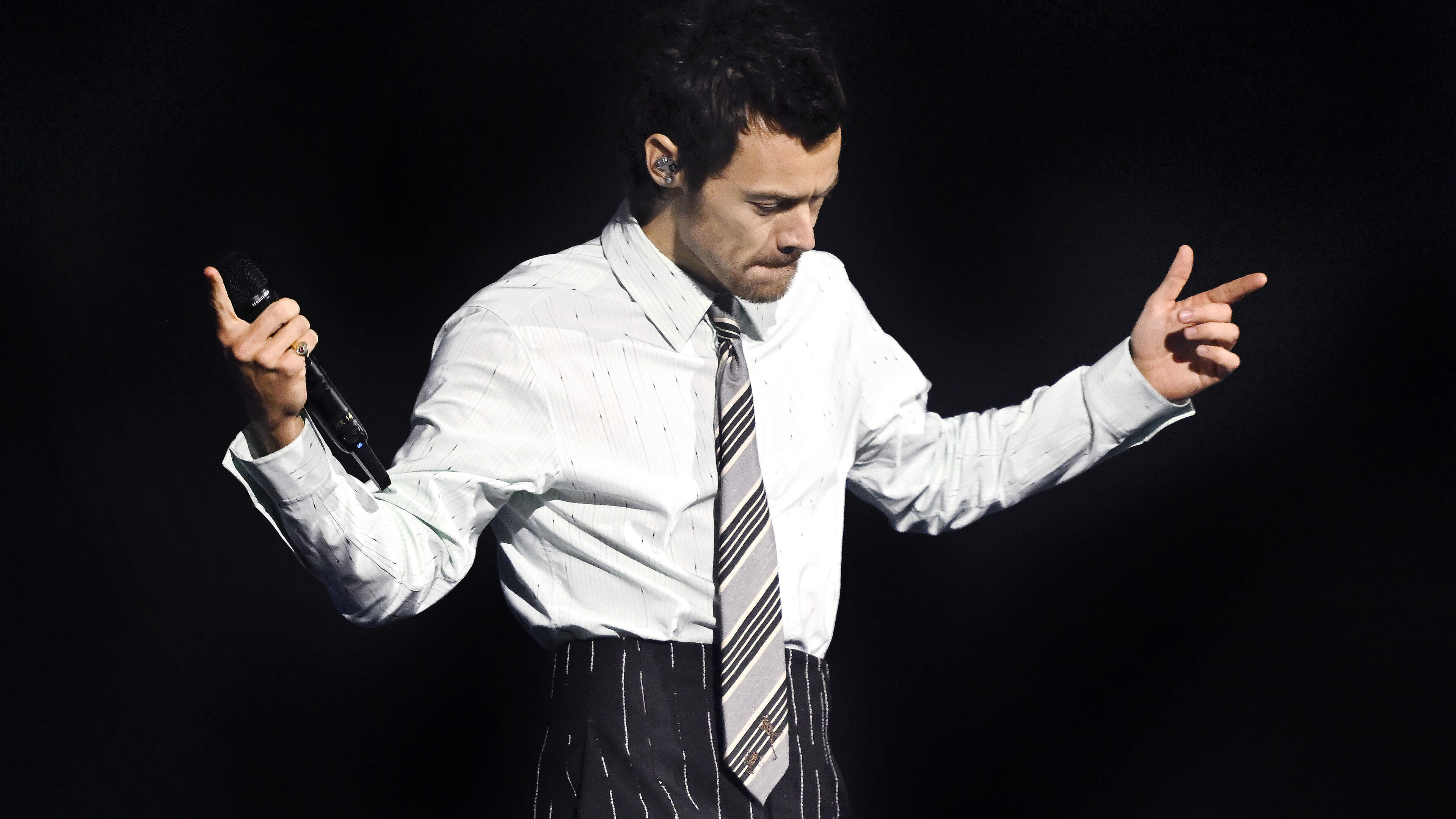 Harry Styles sluit Wembley-concertreeks af met emotioneel eerbetoon aan One Direction: ’Zonder jullie stond ik hier niet’