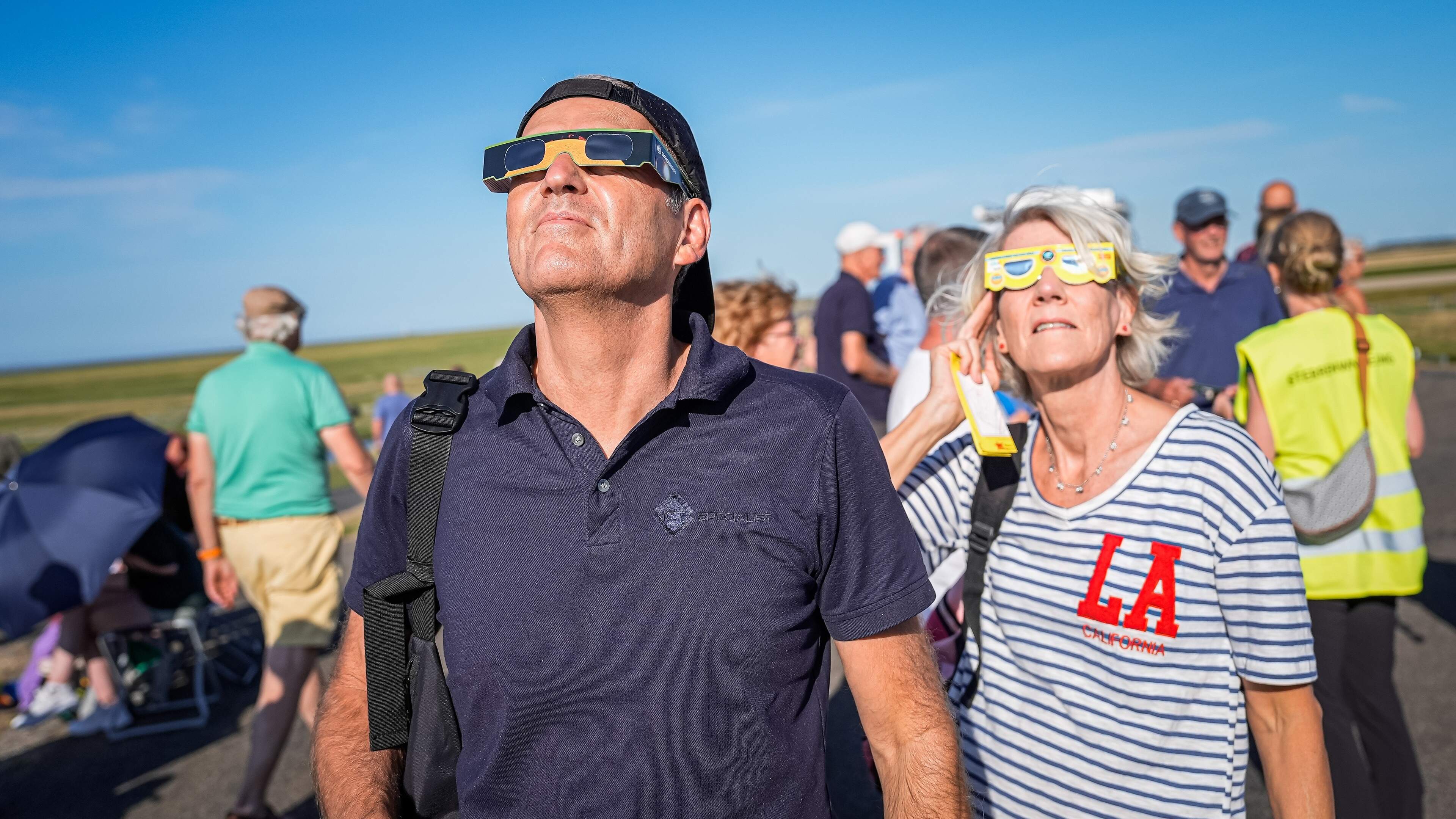 LIVE | Eclipsfiles richting ideale spotplekken om zonsverduistering te zien, Nederlanders klaar voor uniek natuurverschijnsel