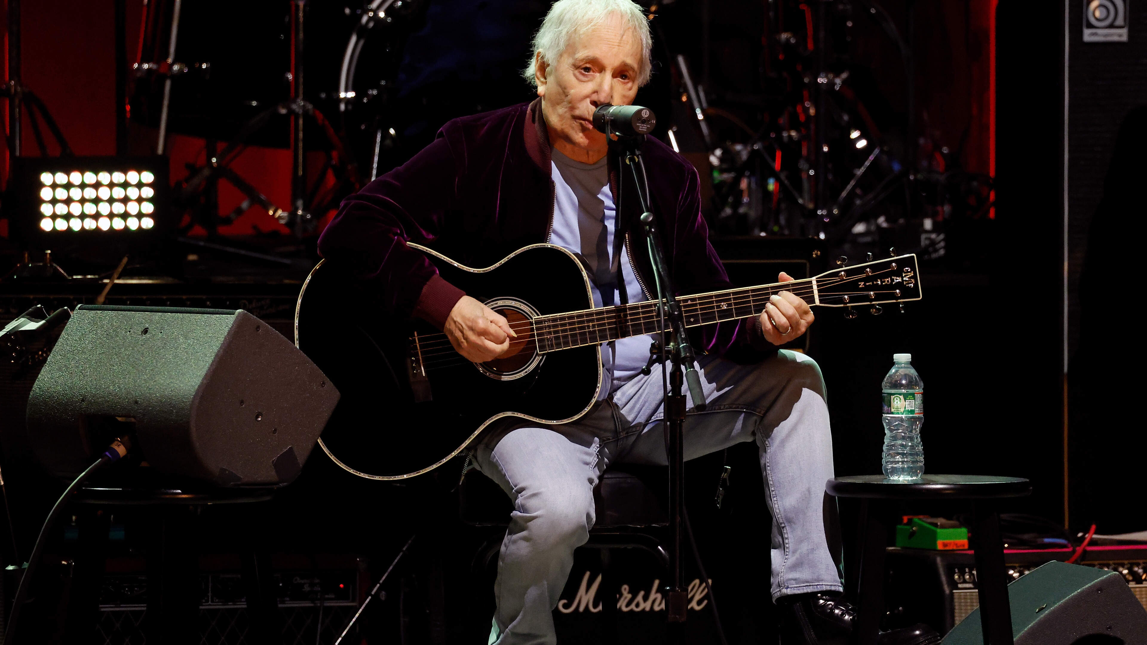 Breekbare Paul Simon (84) ontroert AFAS Live met intieme ’The sound of silence’