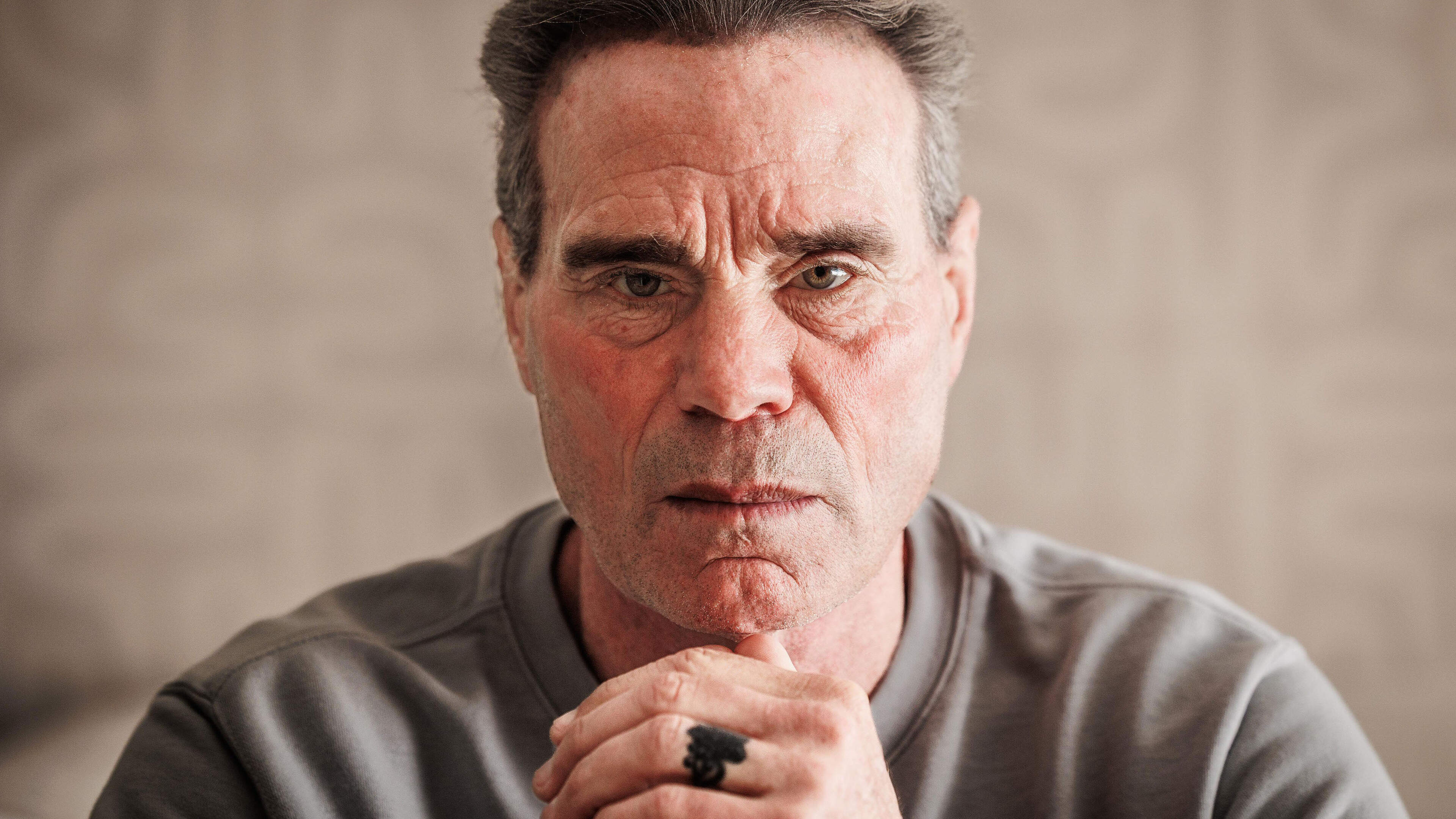 Wielericoon Gert-Jan Theunisse (63) voelt zich vernederd bij terugkeer naar Nederland: ’Ik ben behandeld als de eerste de beste asielzoeker’