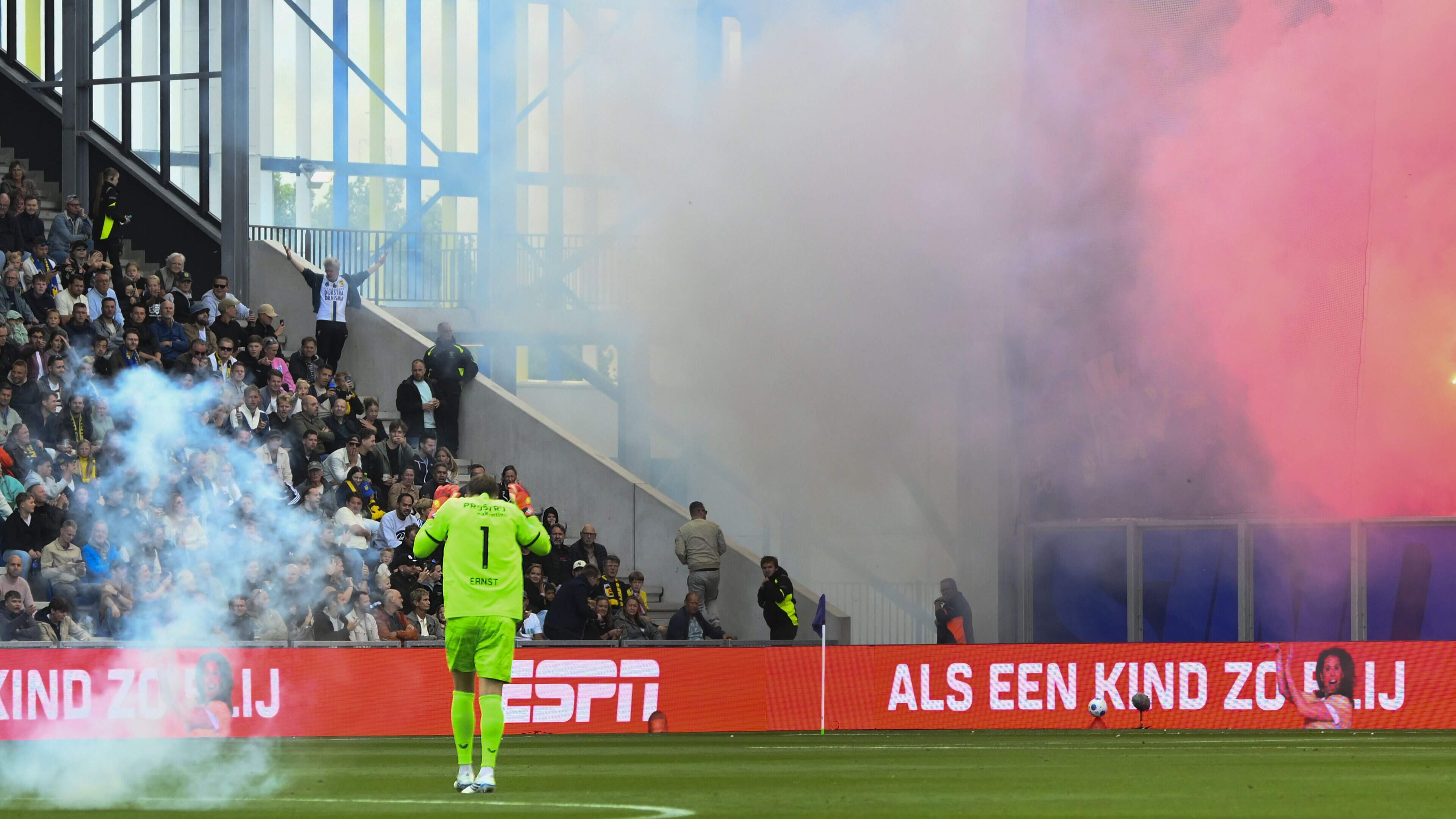 Supportersgroep Feyenoord bagatelliseert vuurwerkgeweld: ’Hier ga je niet dood van, hoor’