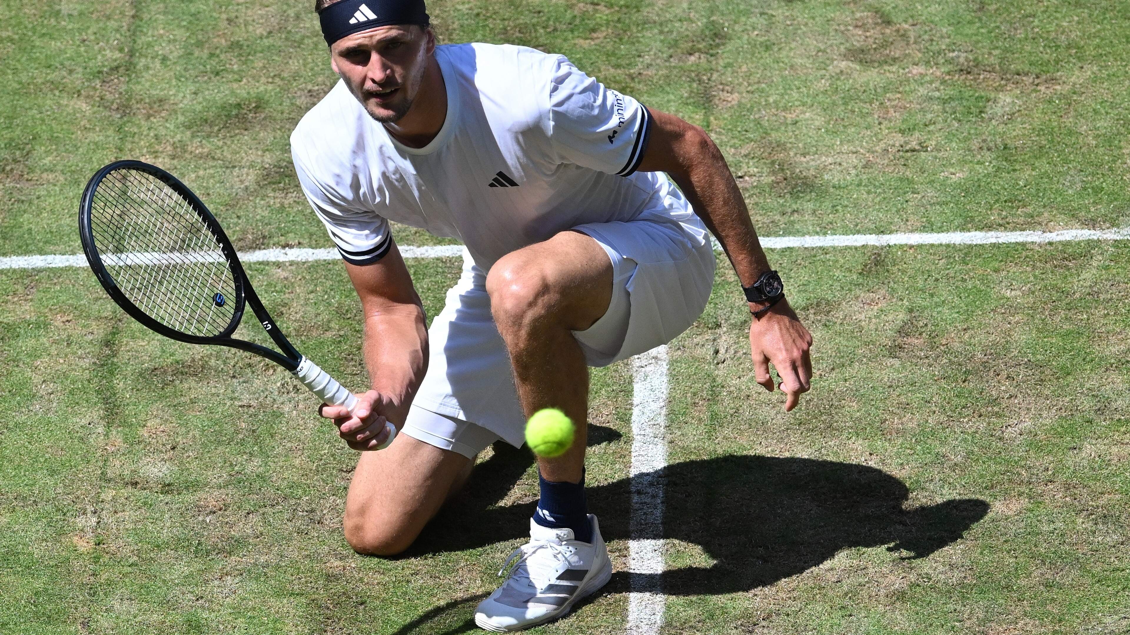 Alexander Zverev slaat zich naar halve finale in Halle, Aryna Sabalenka moeizaam verder in Berlijn