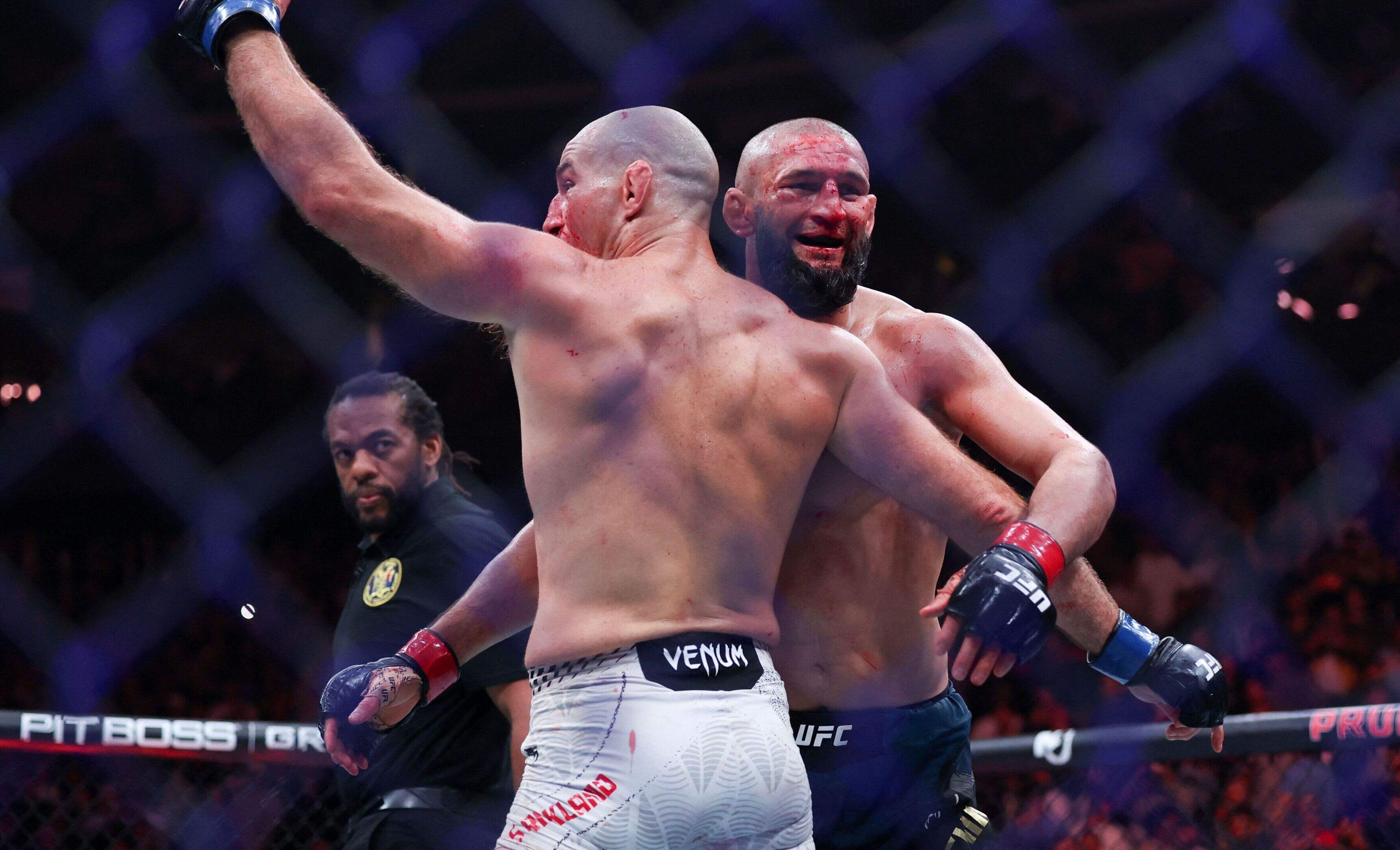 Ongeslagen Khamzat Chimaev geklopt: onttroonde UFC-kampioen valt op met sportief gebaar
