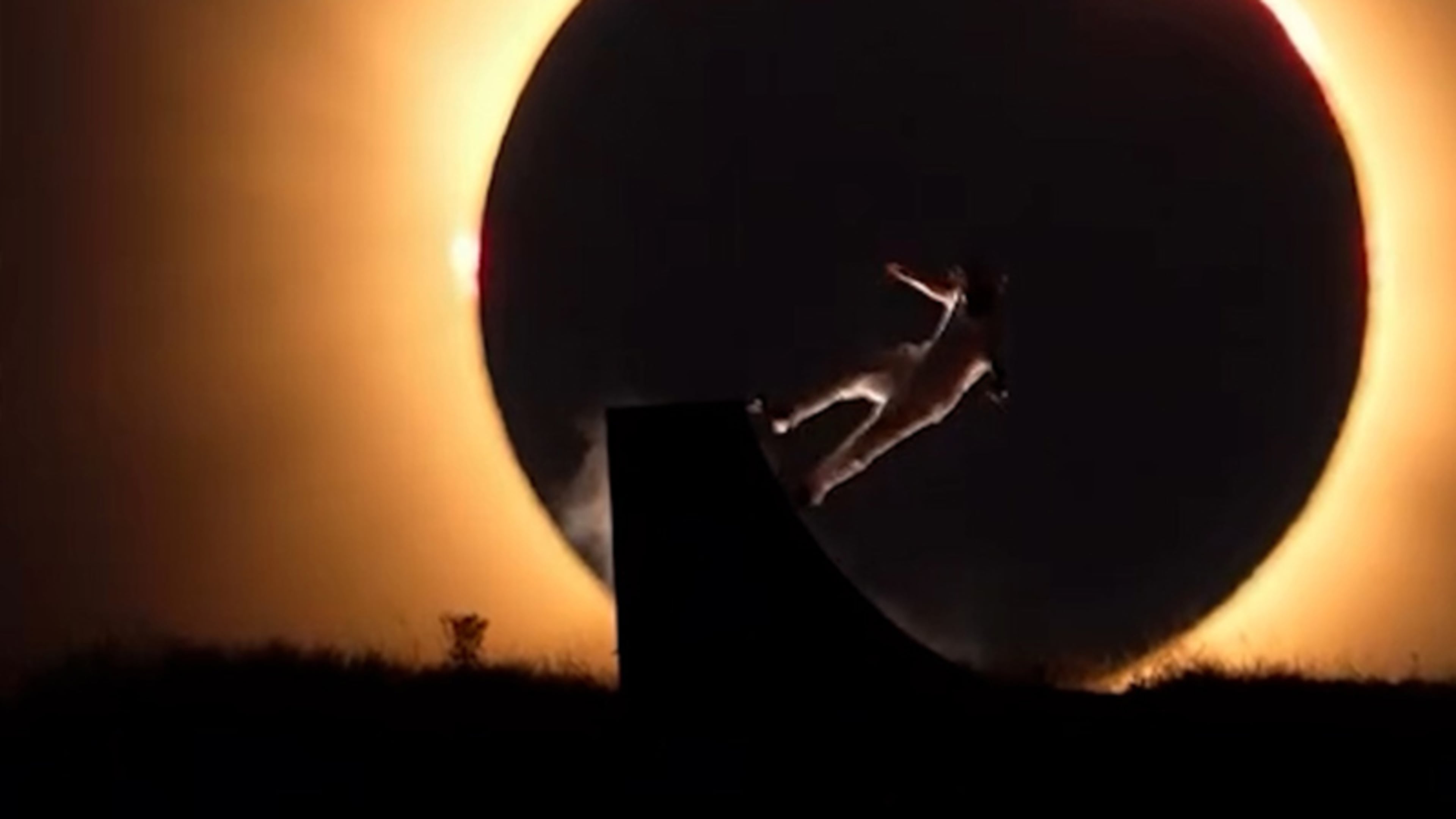 Indrukwekkend: skater gaat viral met stunts tijdens eclips