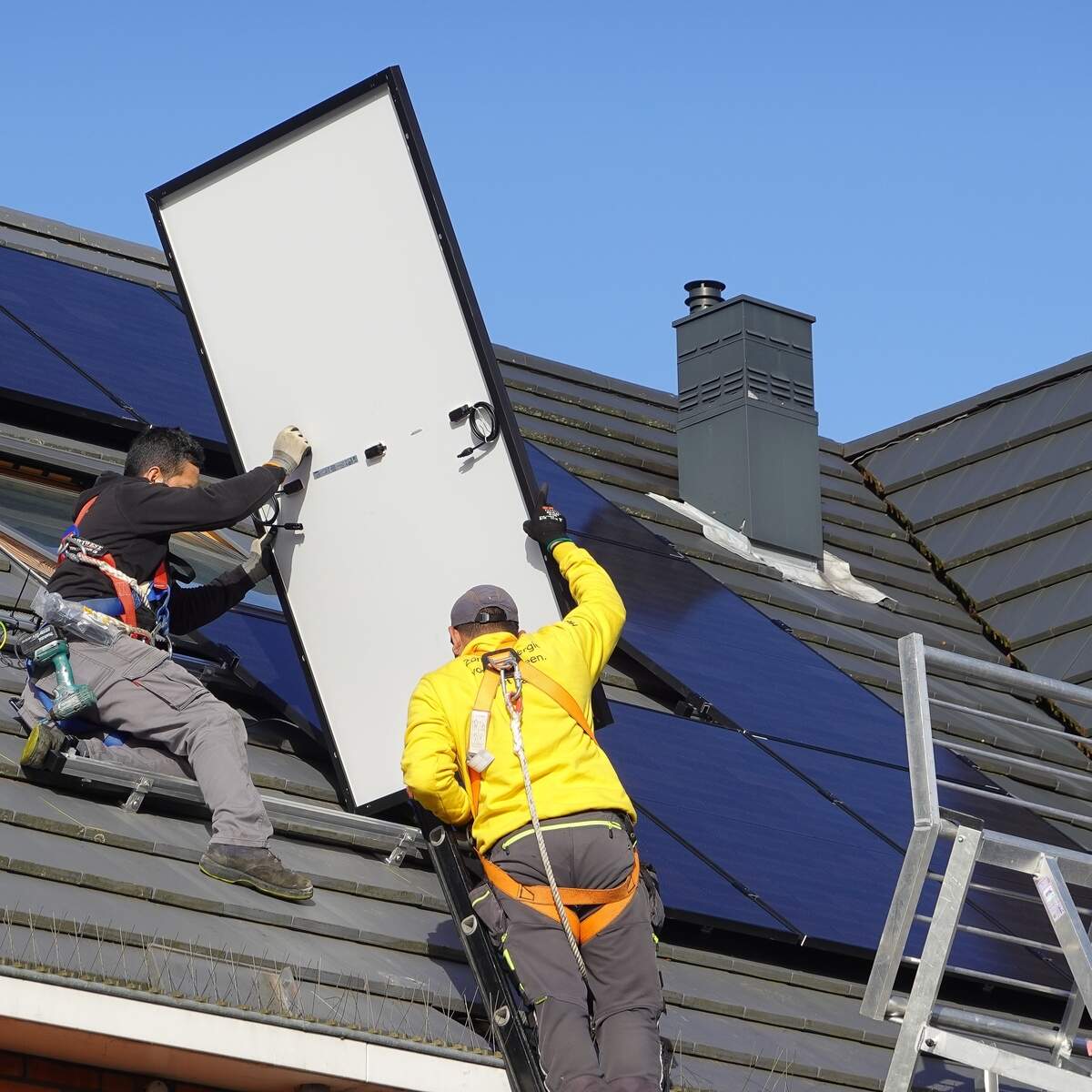 Door juridische rompslomp komt de verduurzaming van honderdduizenden woningen in gevaar, zo blijkt uit een nog geheim rapport. 