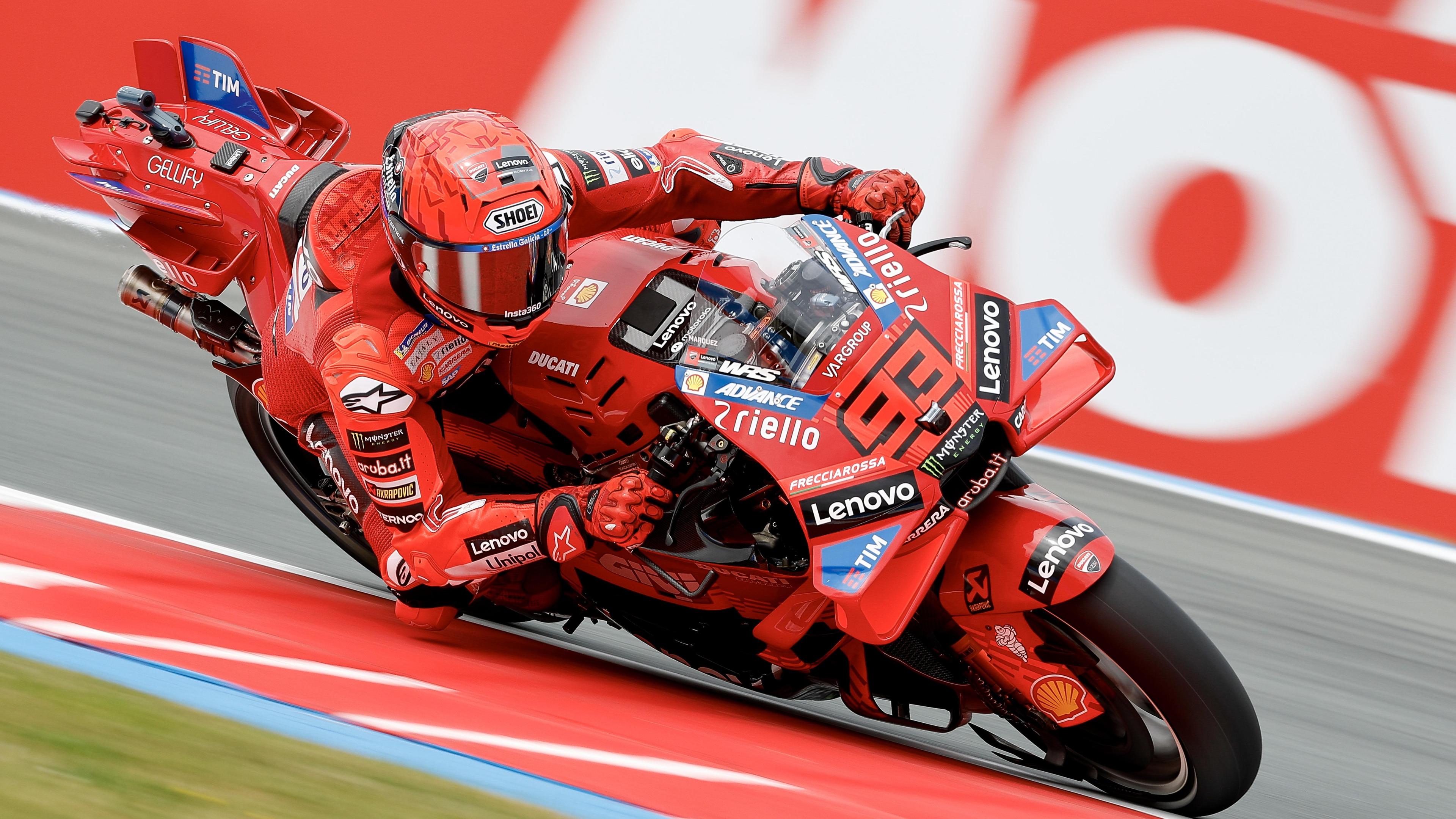 WK-leider Marc Márquez crasht al in eerste training bij TT van Assen