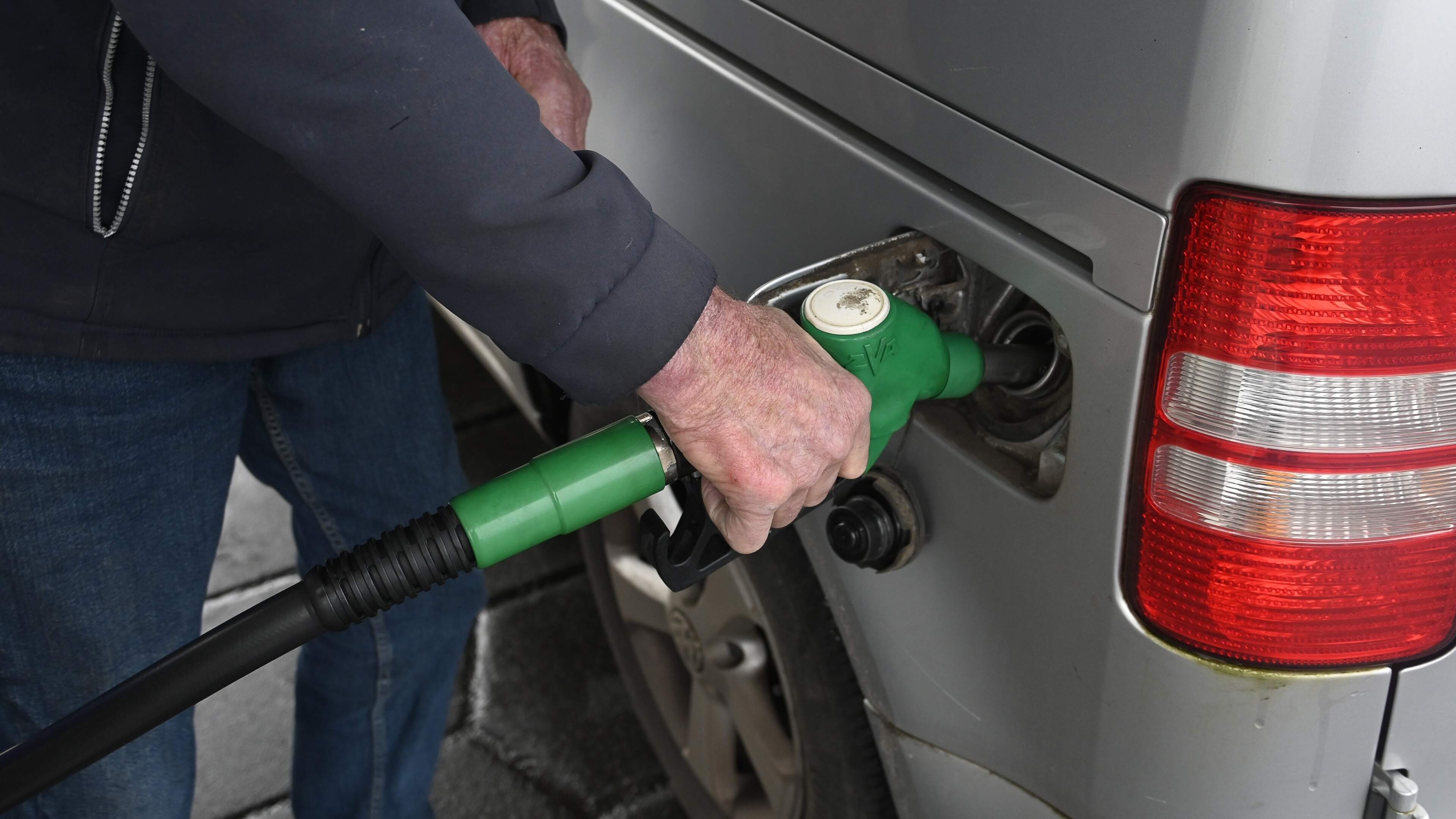 Automobilist ziet benzine en diesel goedkoper worden na akkoord tussen VS en Iran