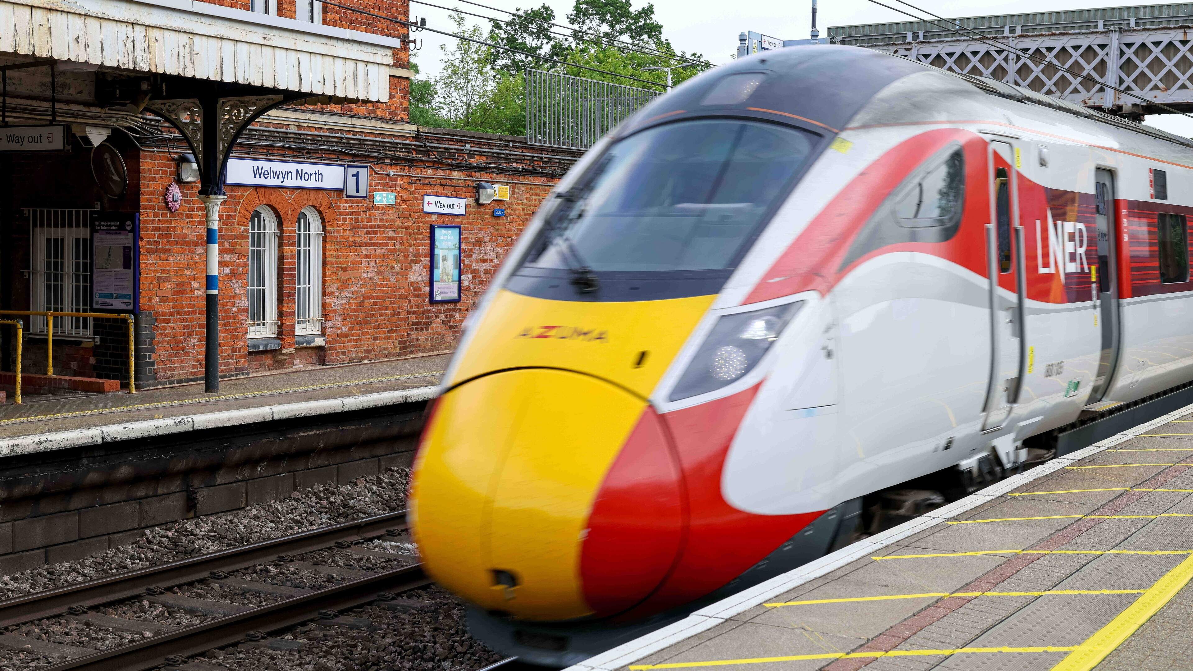 Passagierstrein ontspoord in Engeland, meerdere wagons op hun kant