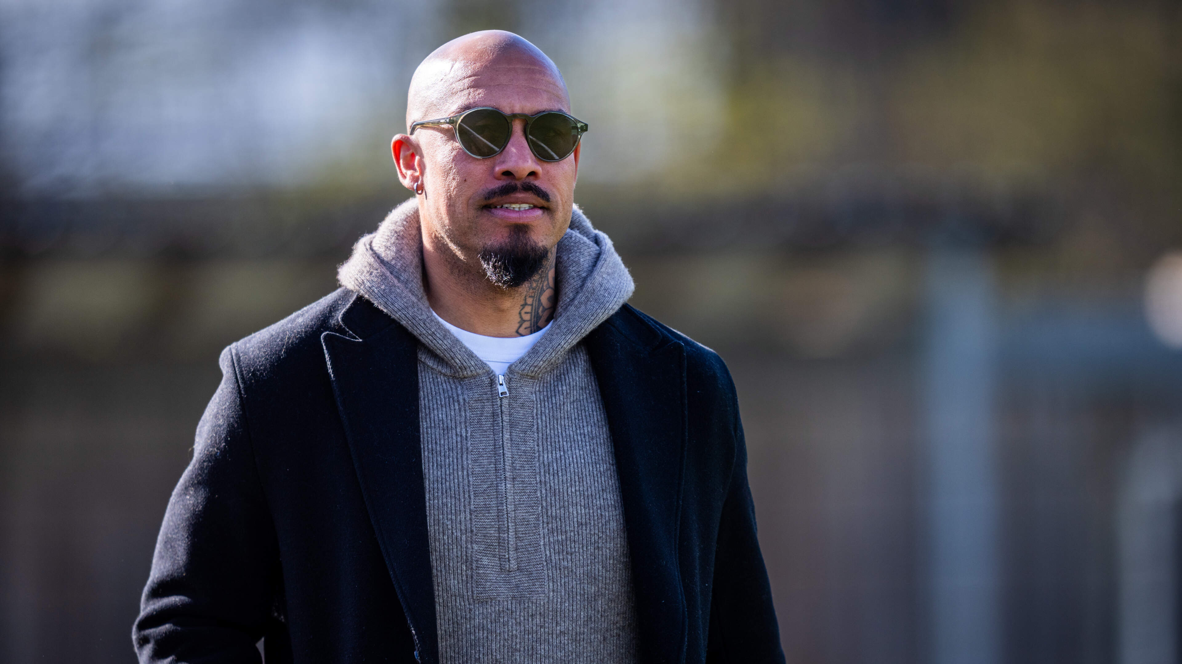 ’Ik kijk met stijgende verbazing naar Nigel de Jong, je kan toch wel normaal praten?’