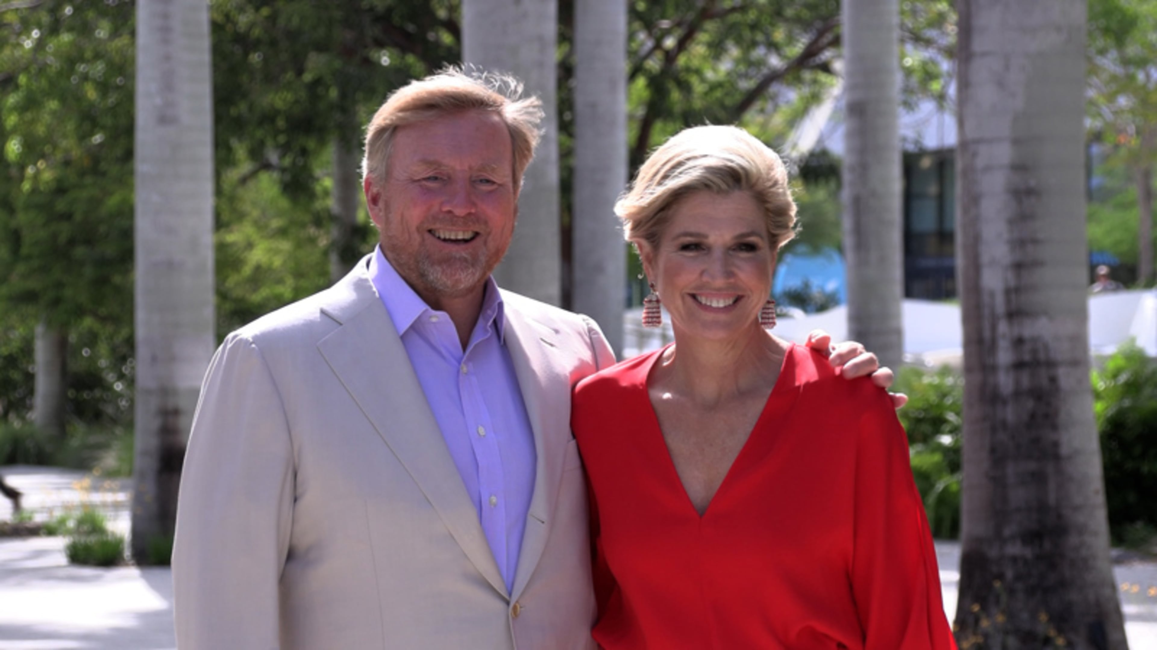 Koningin Máxima schittert in rode jumpsuit tijdens fotomoment in Miami