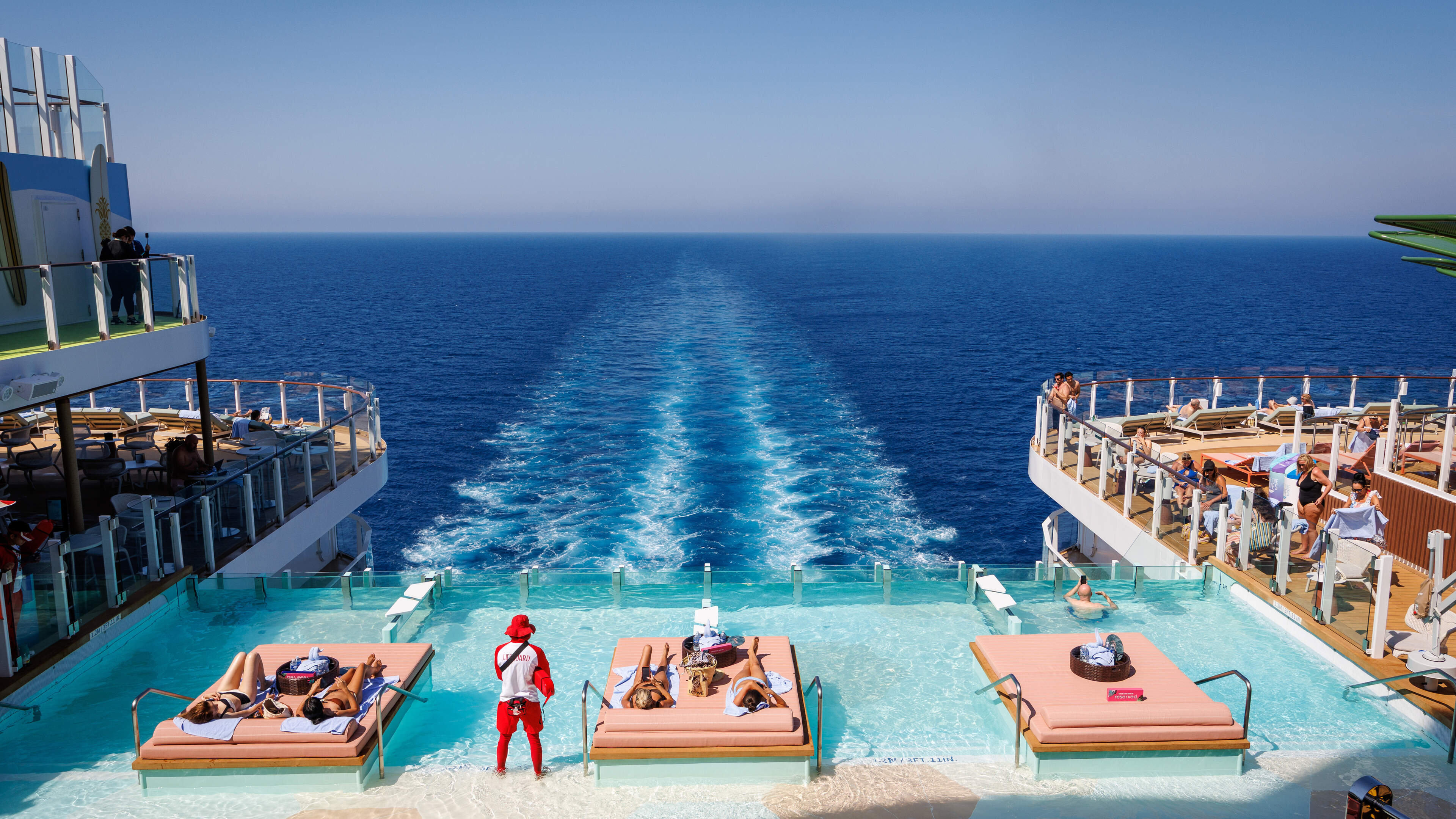 Veertig bars en restaurants, ijsbaan en waterpark: op ’s werelds grootste cruiseschip draait alles om het perfecte plaatje