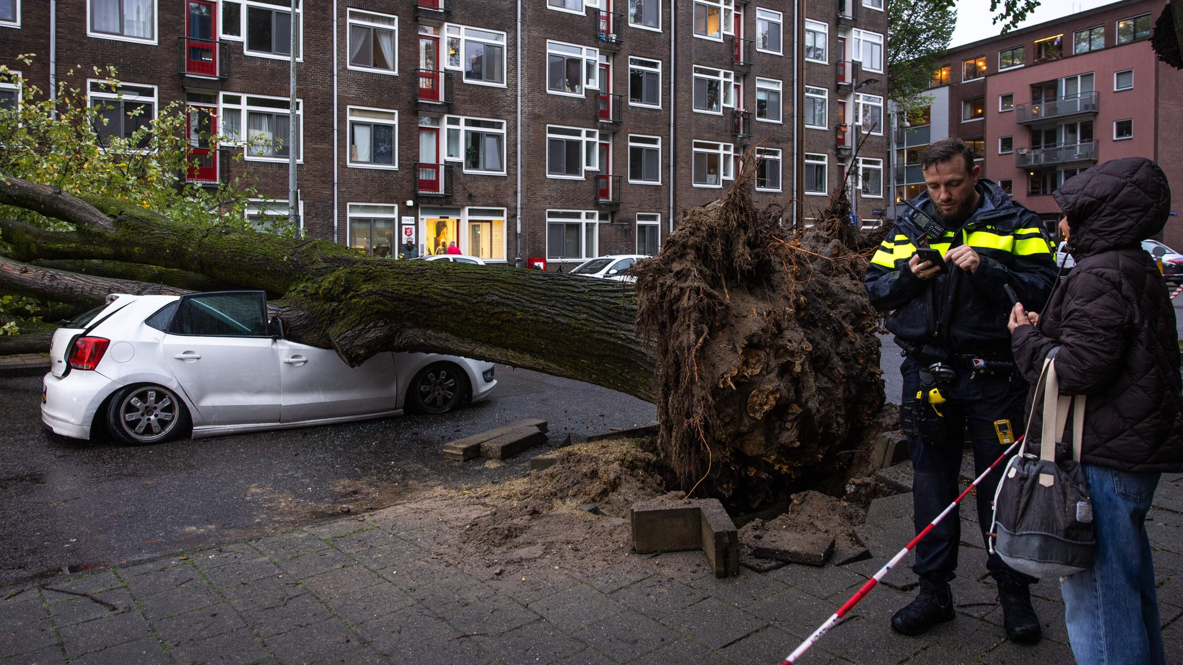 Al meer dan duizend schademeldingen bij verzekeraars na stormen Boelo en Austen