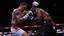 Oleksandr Usyk (l.) is Daniel Dubois de baas op Wembley.