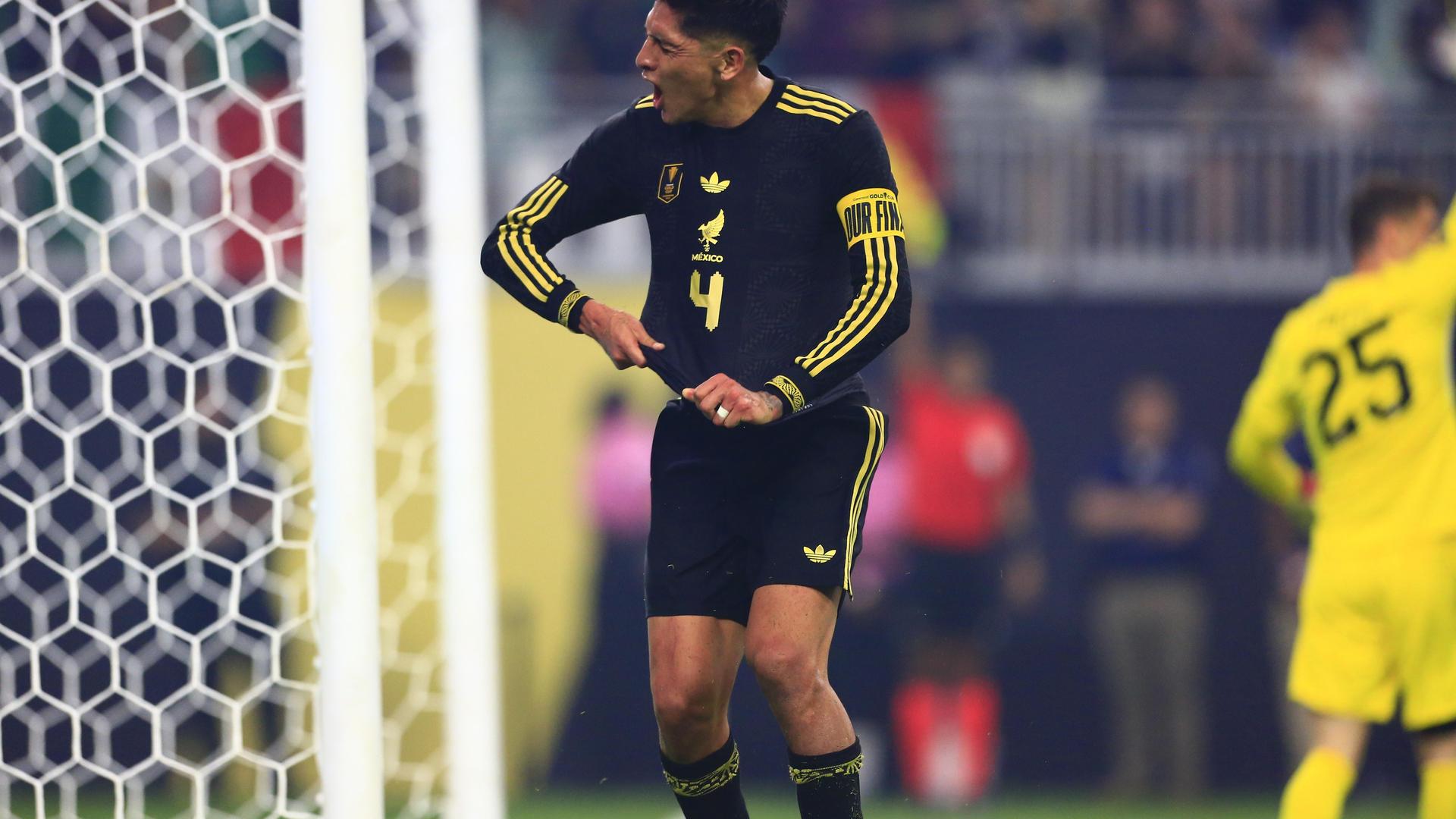 epa12221533 Edson Alvarez (L) of Mexico reacts after scoring a goal against the USA as goal keeper Matthew Freeze (R) of the USA waits for replay review for possible off sides by Alvarez during the CONCACAF Gold Cup final match between USA and Mexico in Houston, Texas, USA, 06 July 2025. The goal was good for the go ahead score 2-1 for Mexico.  EPA/CARLOS RAMIREZ